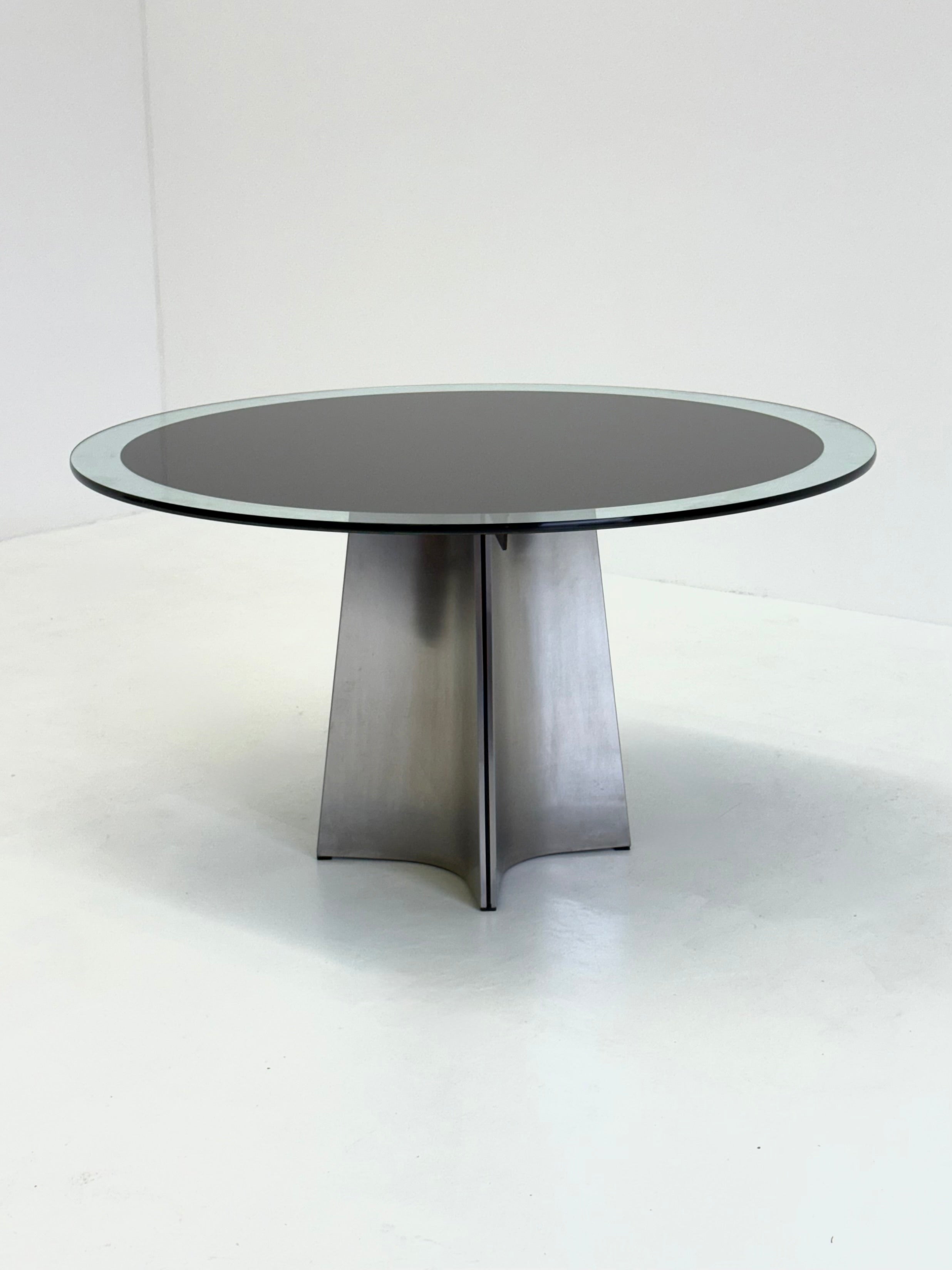 UFO_dining_table_by_Luigi_Saccardo_for_Arrmet