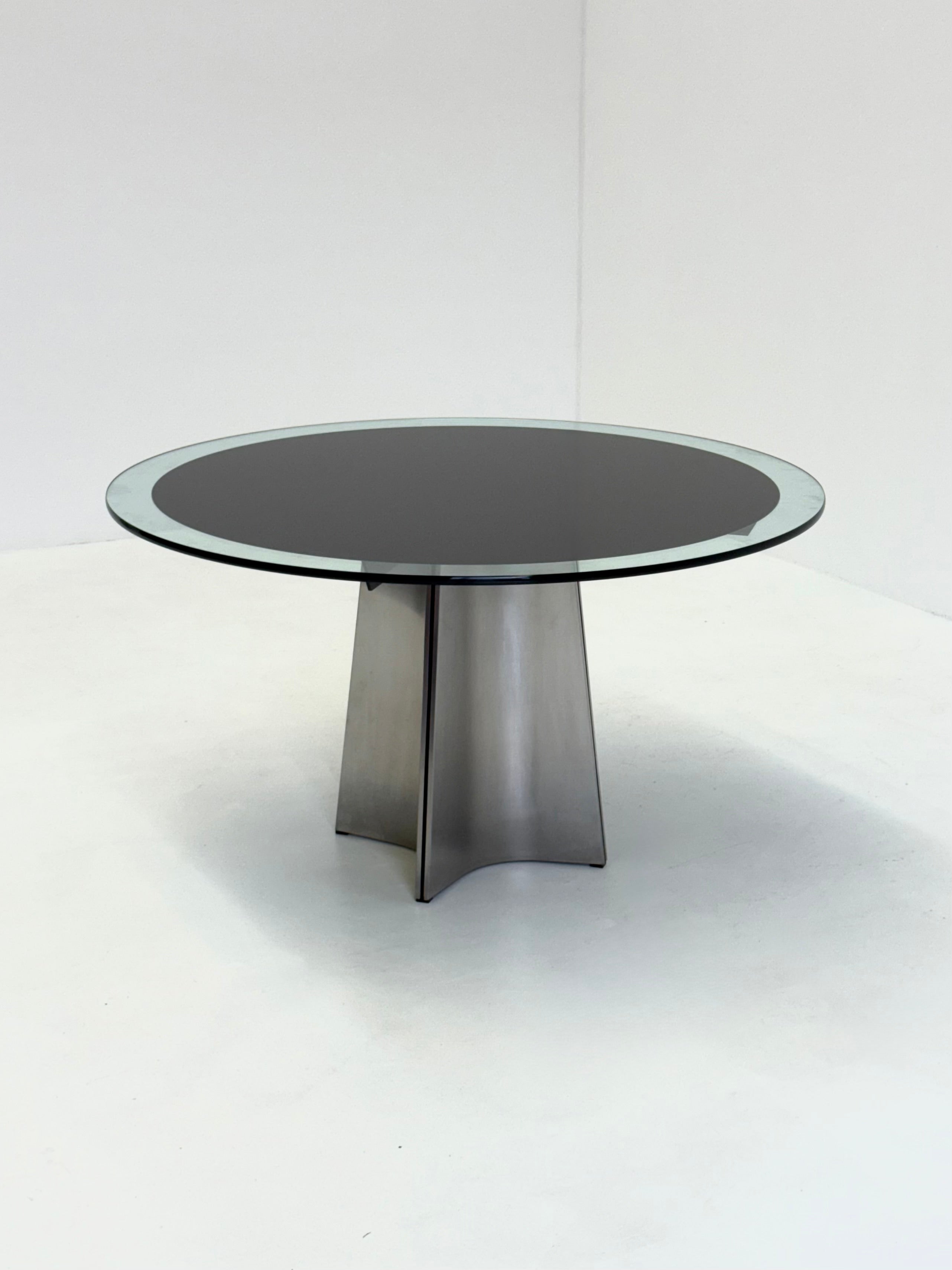 UFO_dining_table_by_Luigi_Saccardo_for_Arrmet