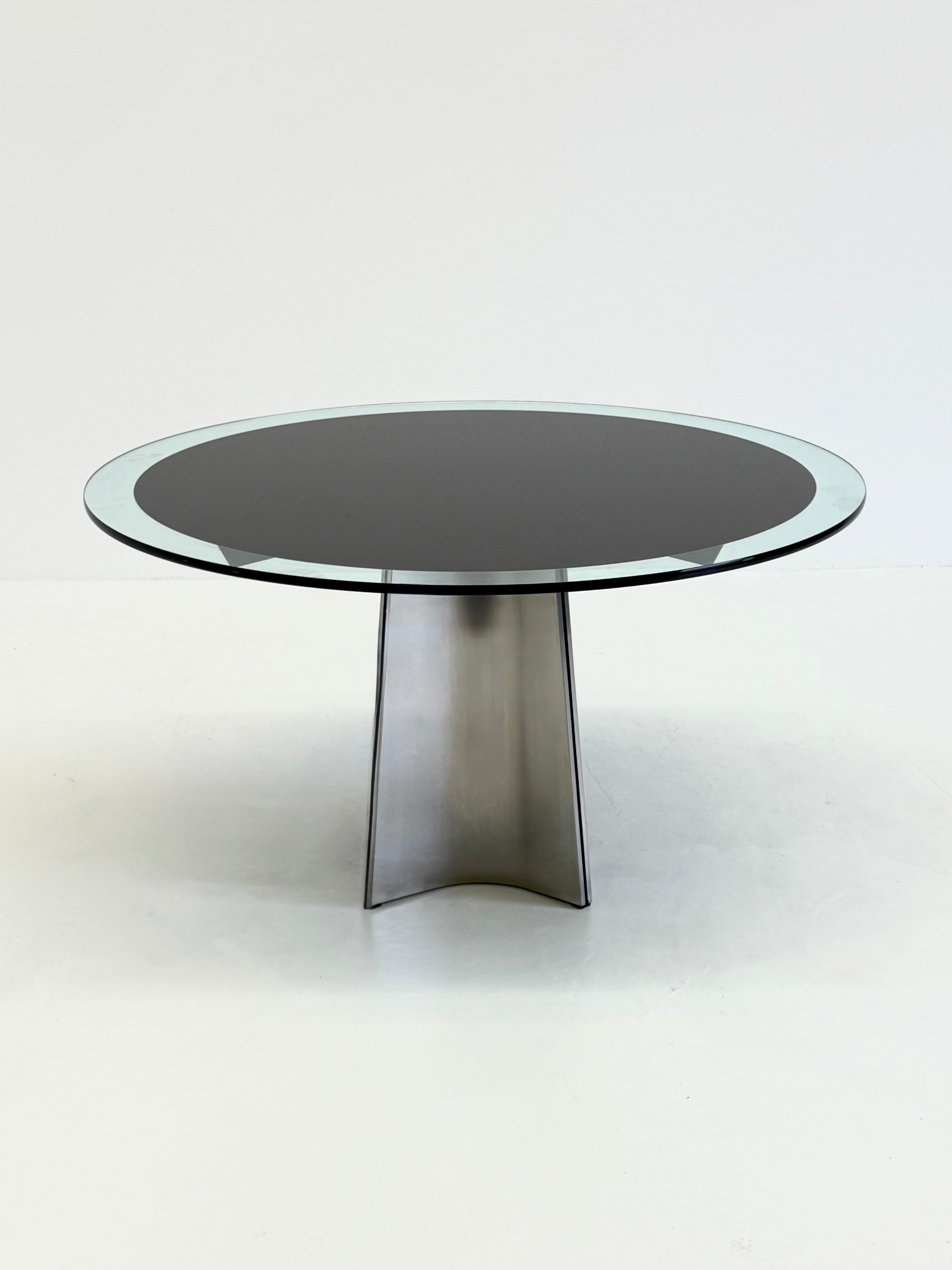 UFO_dining_table_by_Luigi_Saccardo_for_Arrmet