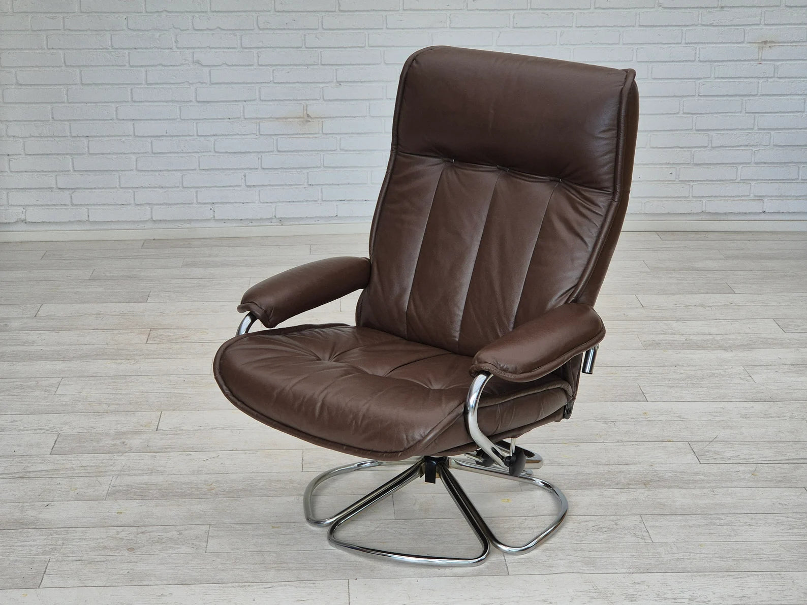 Upholstered_Scandinavian_Swivel_Chair,_1970s_Denmark