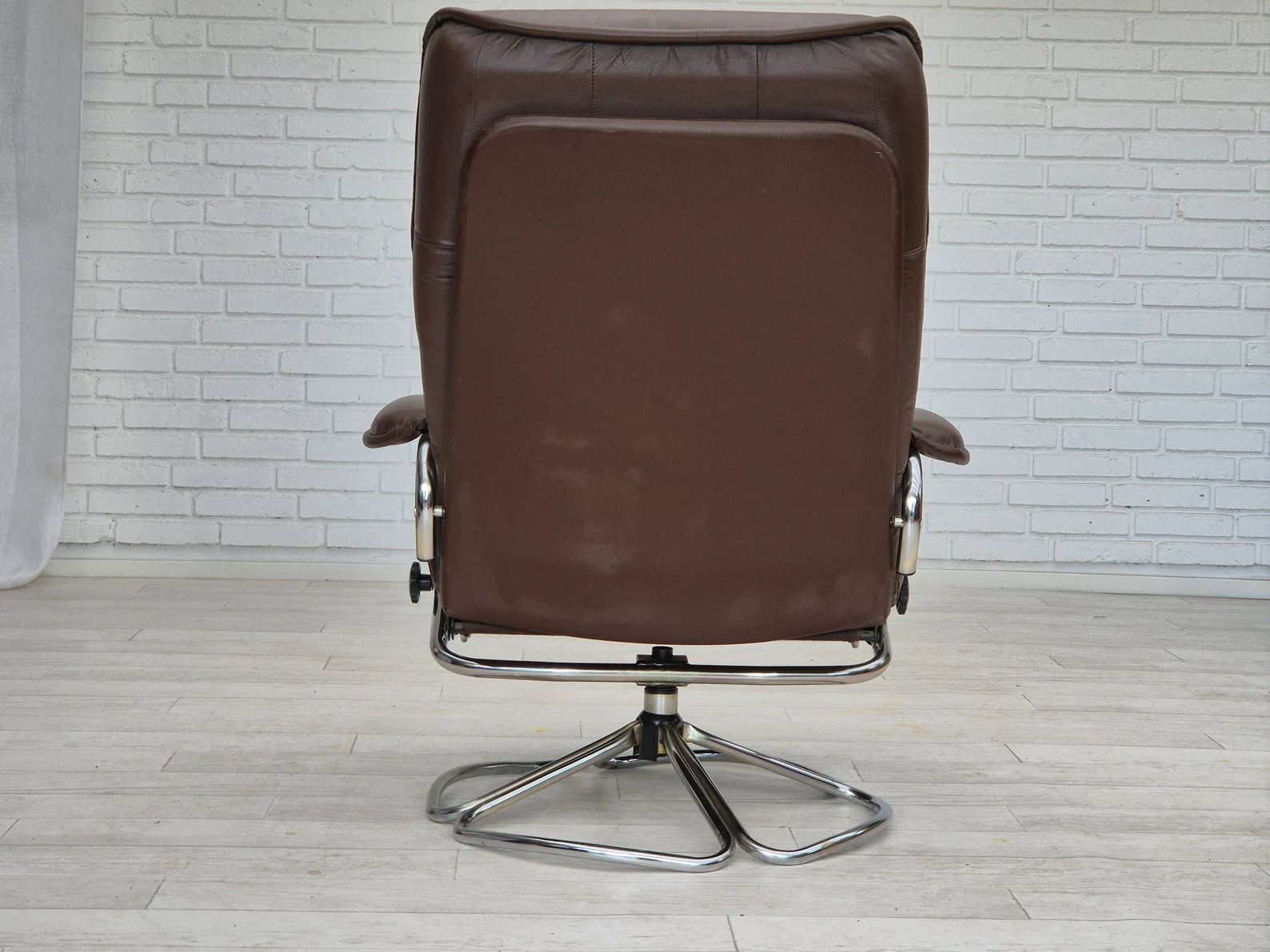 Upholstered_Scandinavian_Swivel_Chair,_1970s_Denmark