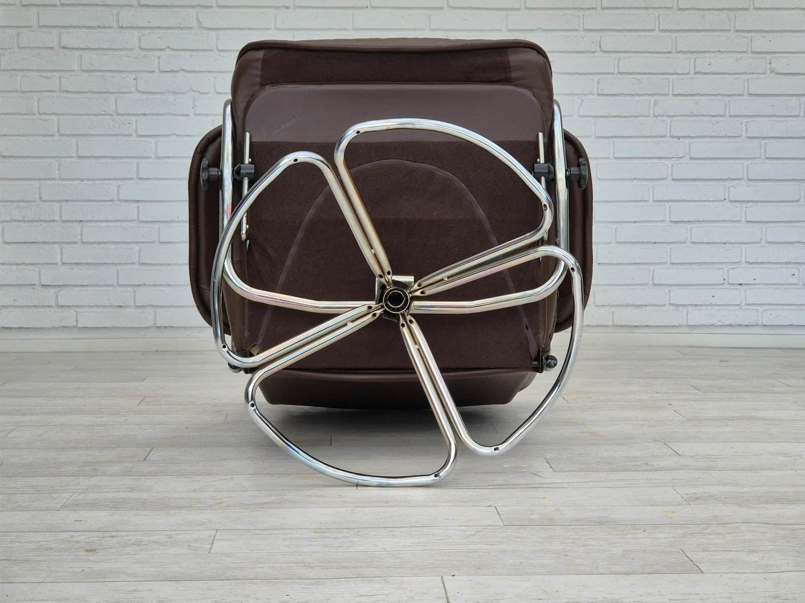 Upholstered_Scandinavian_Swivel_Chair,_1970s_Denmark
