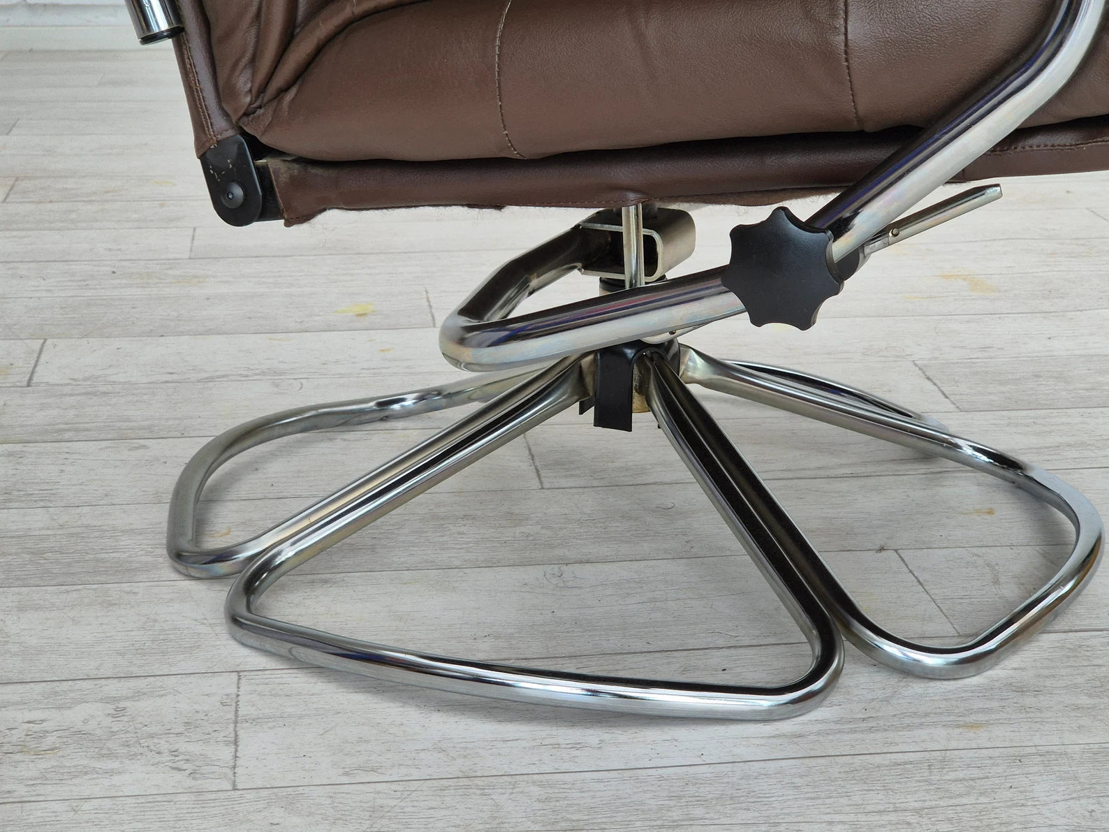 Upholstered_Scandinavian_Swivel_Chair,_1970s_Denmark