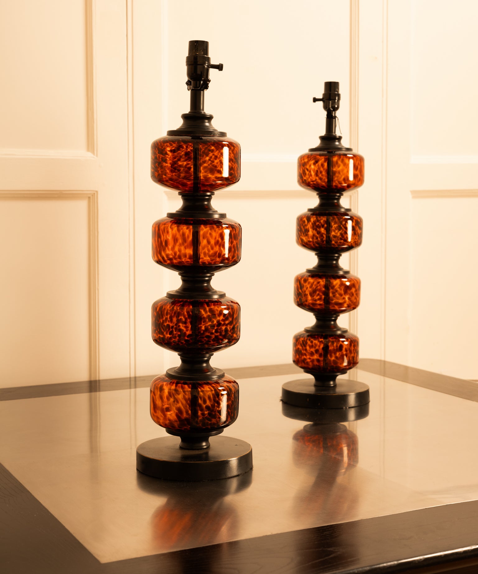 Set_of_2_Speckled_Glass_Table_Lamps_with_Leopard_Pattern,_USA_20th_Century