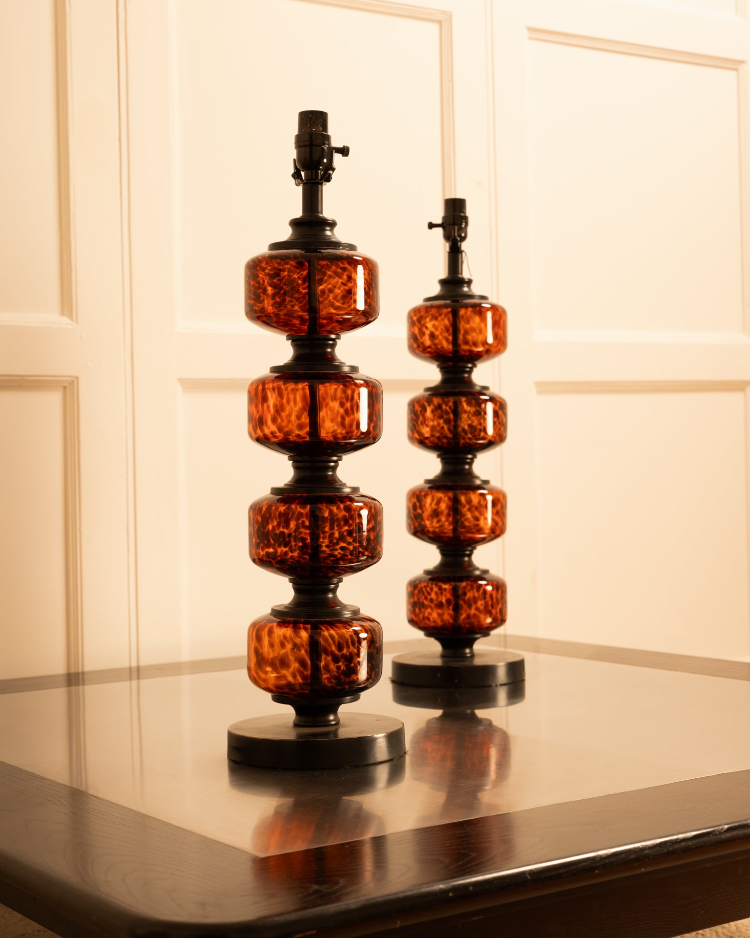 Set_of_2_Speckled_Glass_Table_Lamps_with_Leopard_Pattern,_USA_20th_Century