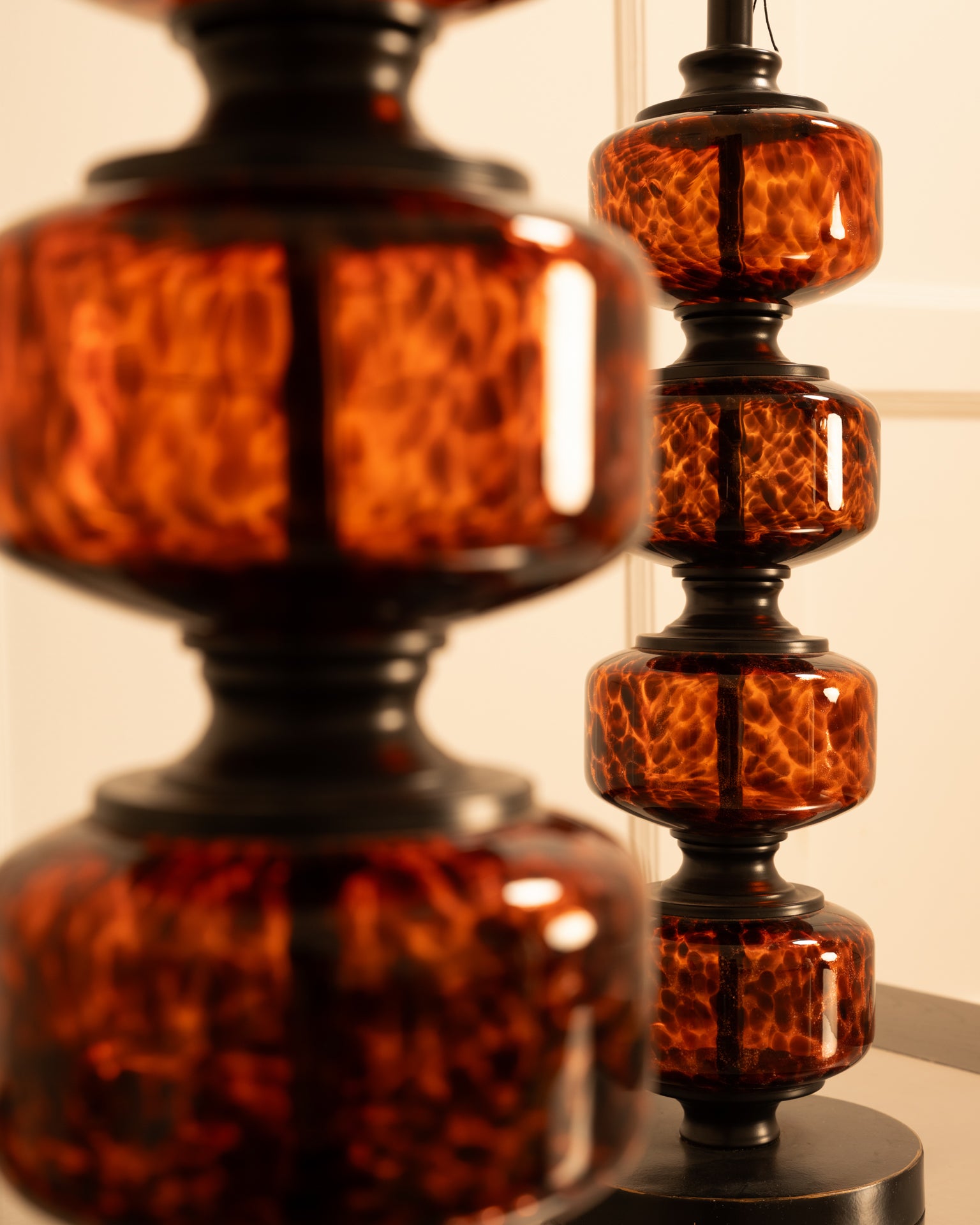 Set_of_2_Speckled_Glass_Table_Lamps_with_Leopard_Pattern,_USA_20th_Century