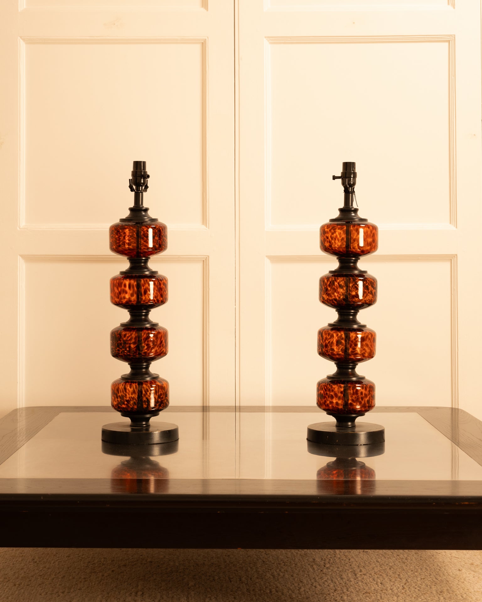 Set_of_2_Speckled_Glass_Table_Lamps_with_Leopard_Pattern,_USA_20th_Century