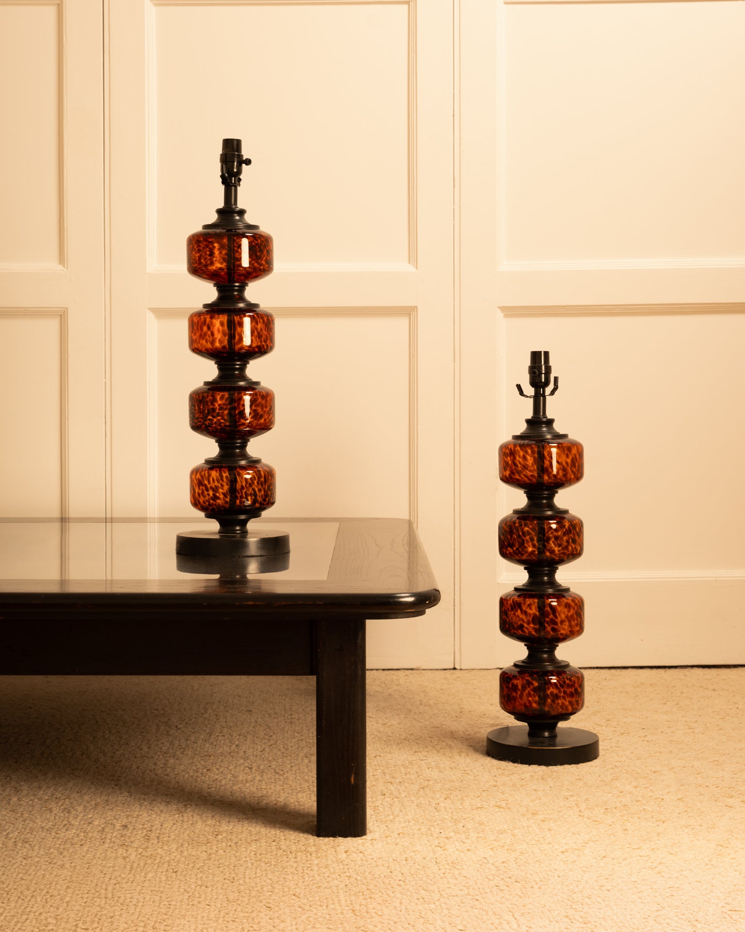 Set_of_2_Speckled_Glass_Table_Lamps_with_Leopard_Pattern,_USA_20th_Century