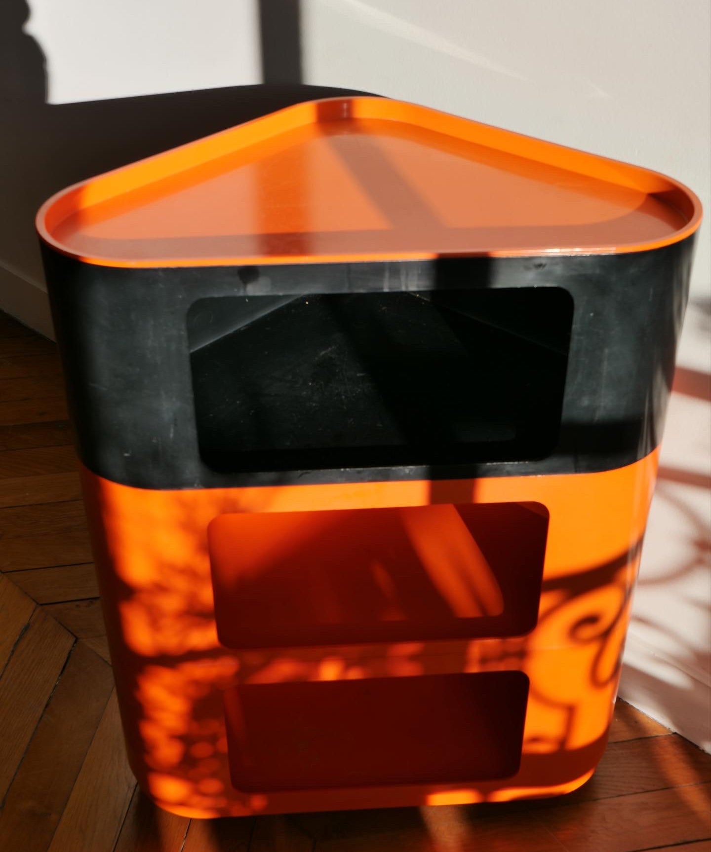 Valletto_Triangolo_Table_by_Ambrogio_Brusa