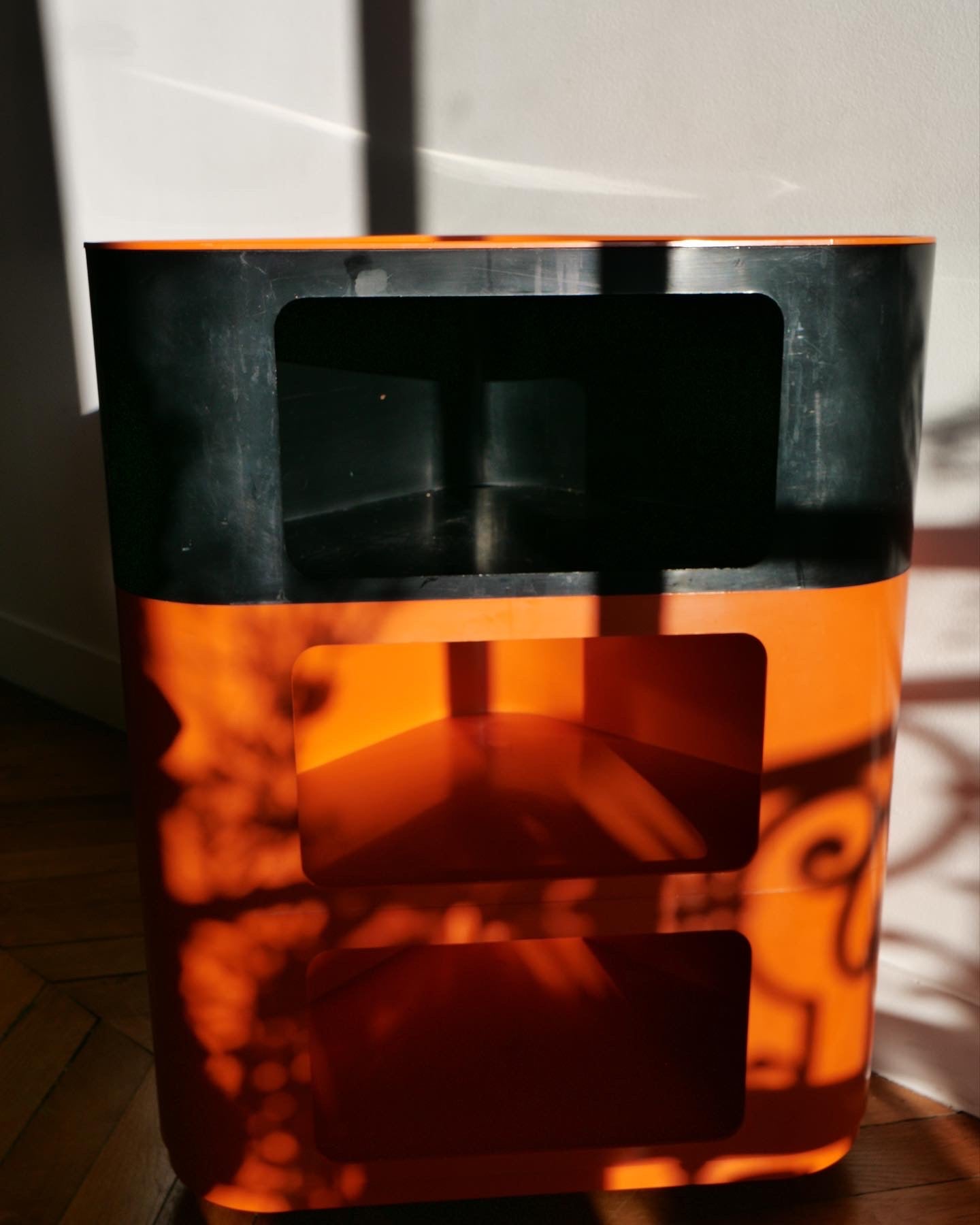Valletto_Triangolo_Table_by_Ambrogio_Brusa
