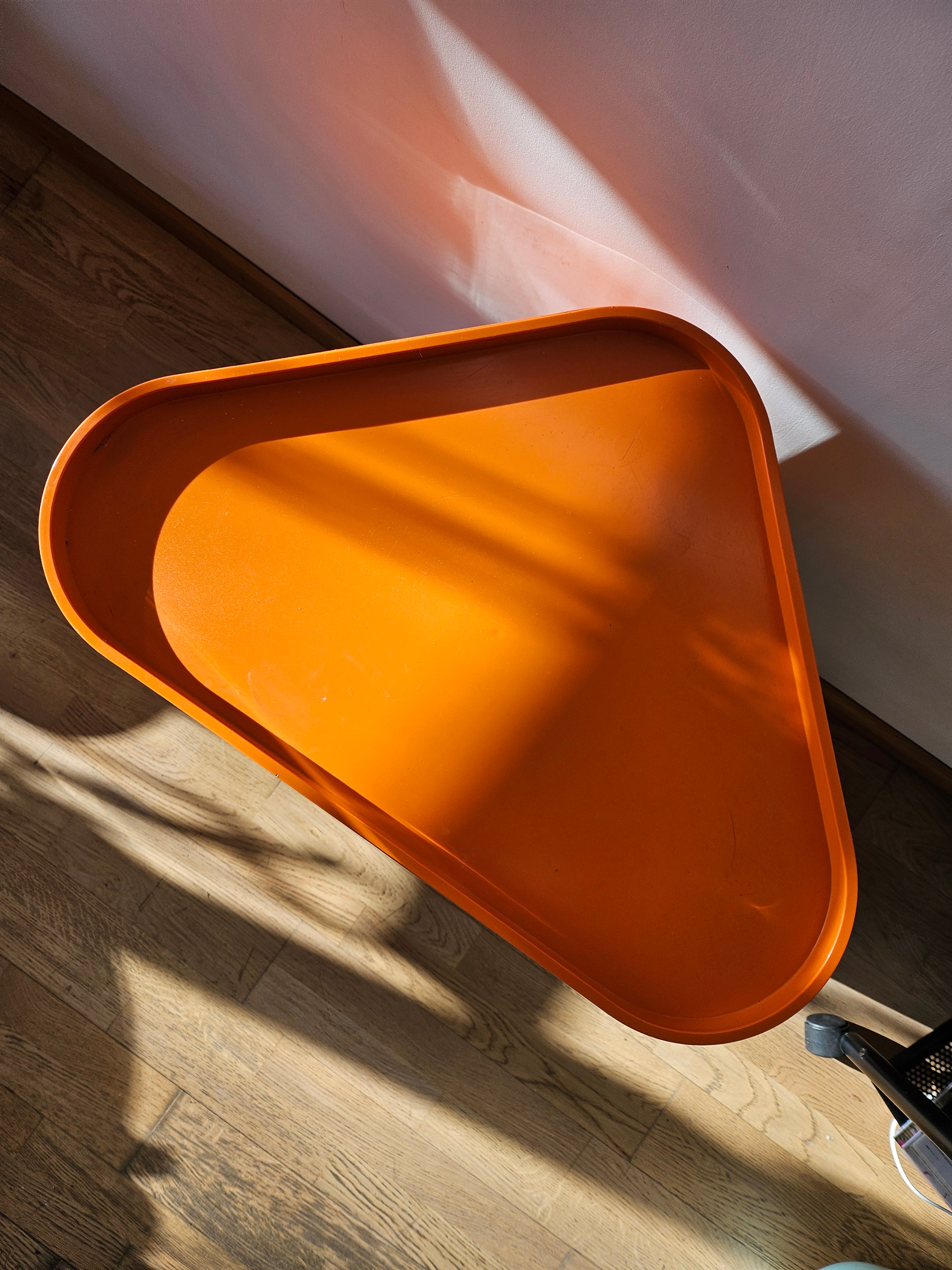 Valletto_Triangolo_Table_by_Ambrogio_Brusa