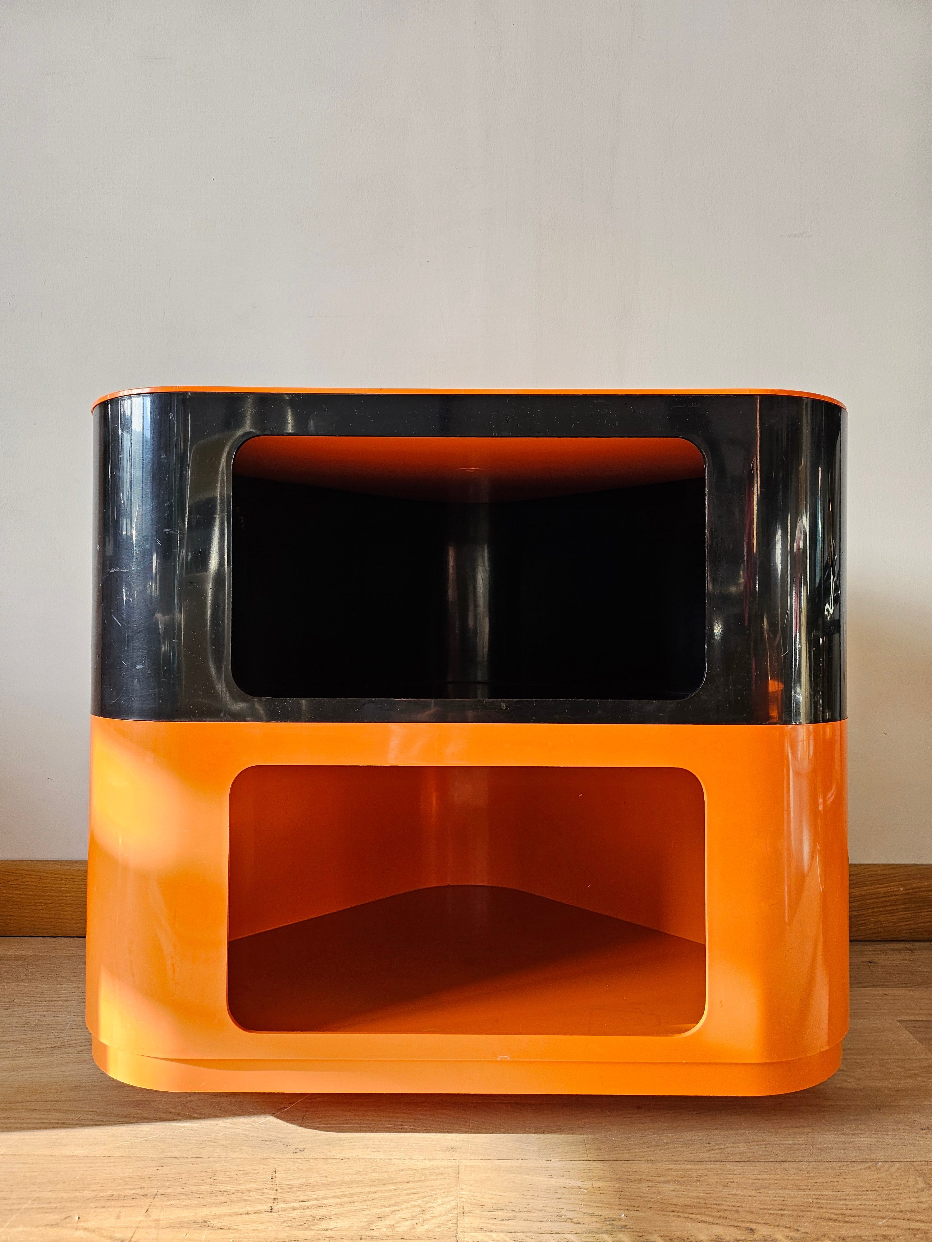 Valletto_Triangolo_Table_by_Ambrogio_Brusa