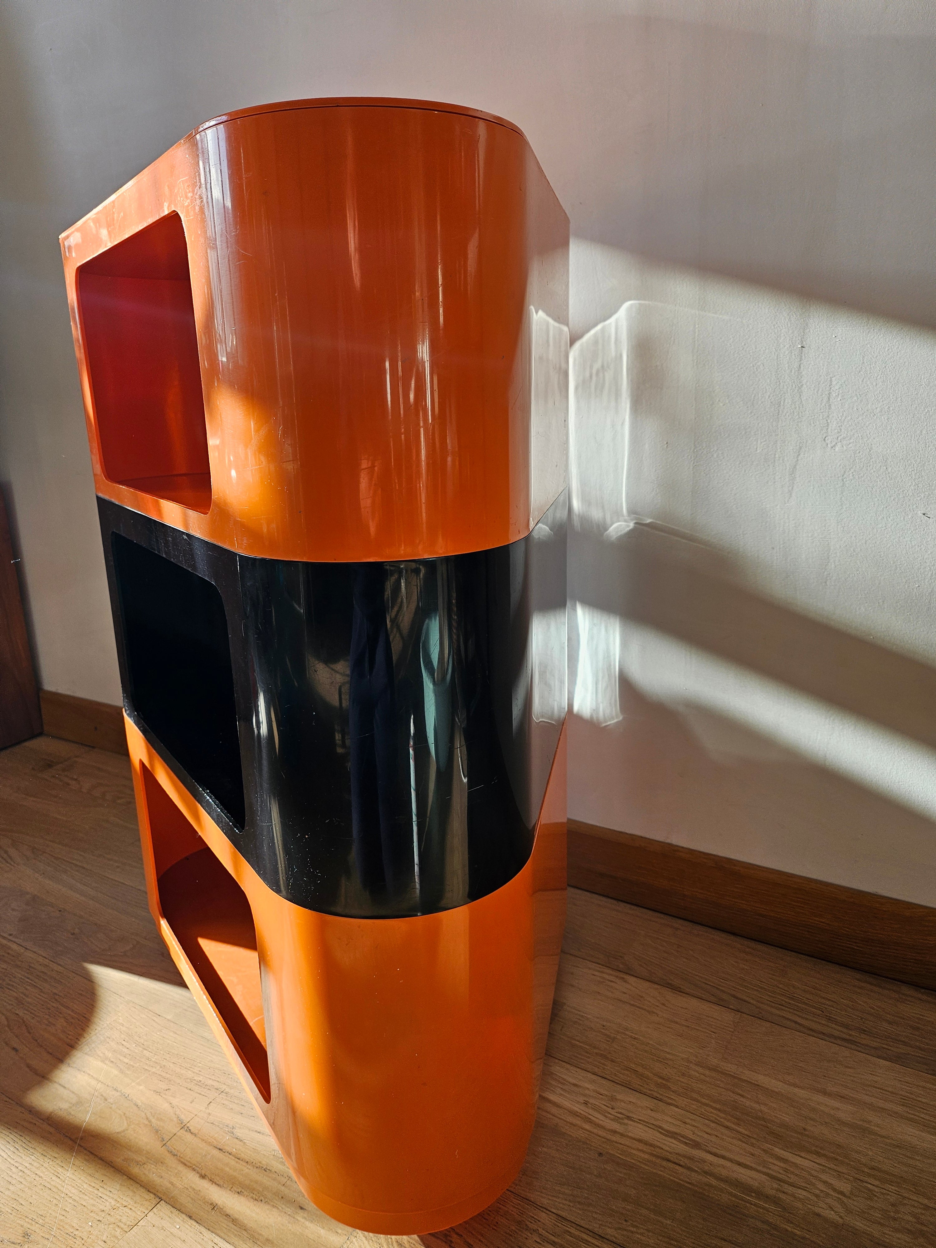 Valletto_Triangolo_Table_by_Ambrogio_Brusa