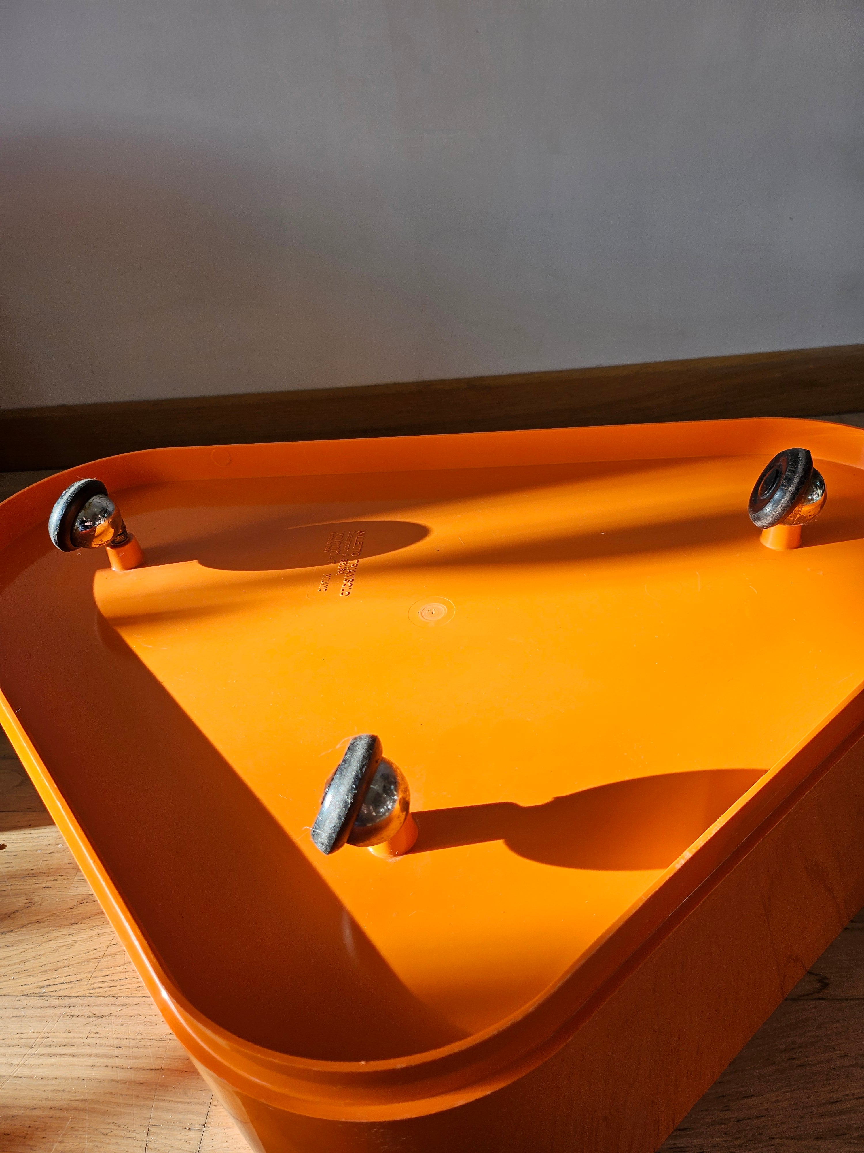 Valletto_Triangolo_Table_by_Ambrogio_Brusa