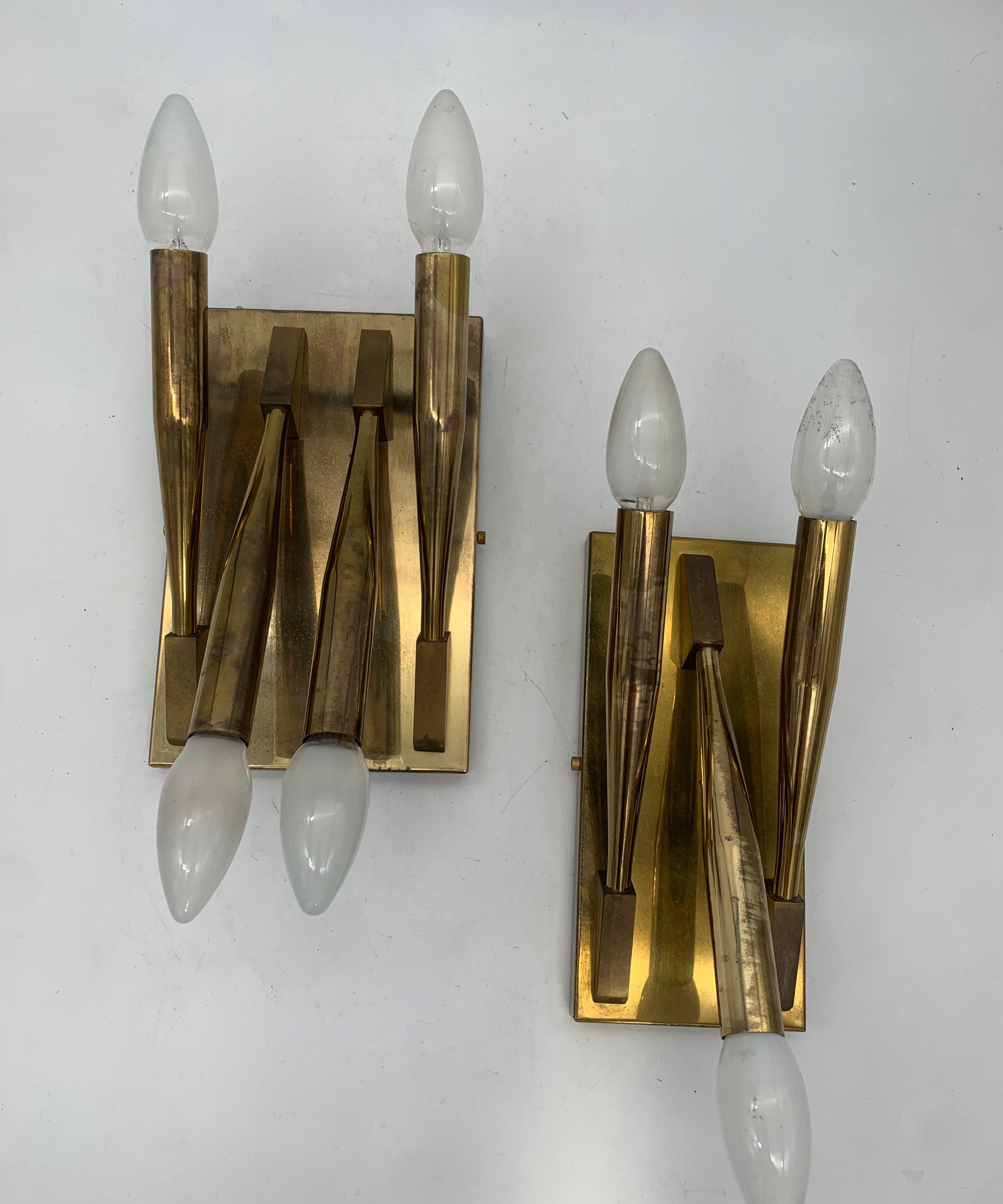 Set_of_2_Gio_Ponti_Attributed_Brass_Wall_Sconces,_Italian_Modernist_Design,_1970s