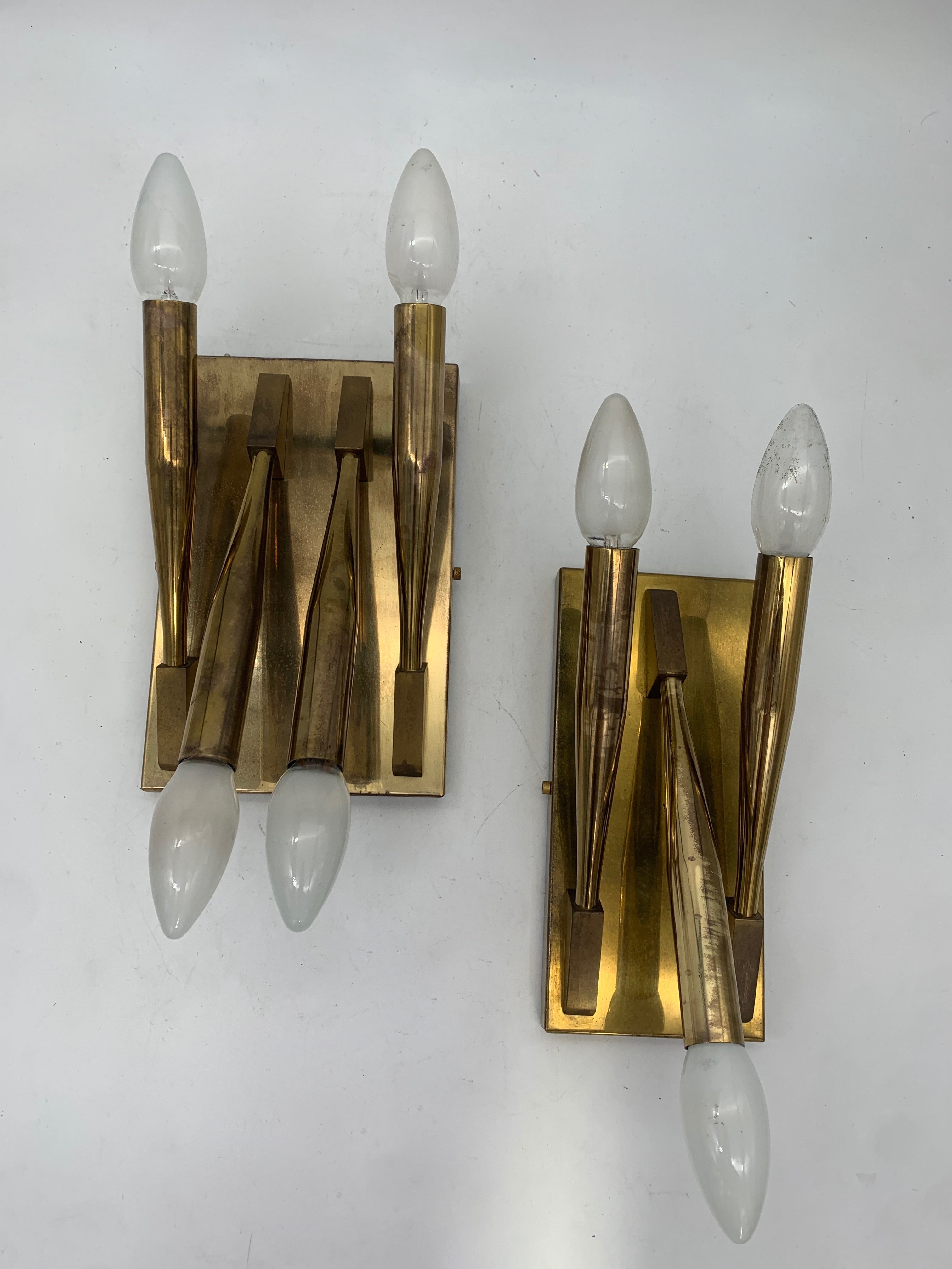 Set_of_2_Gio_Ponti_Attributed_Brass_Wall_Sconces,_Italian_Modernist_Design,_1970s
