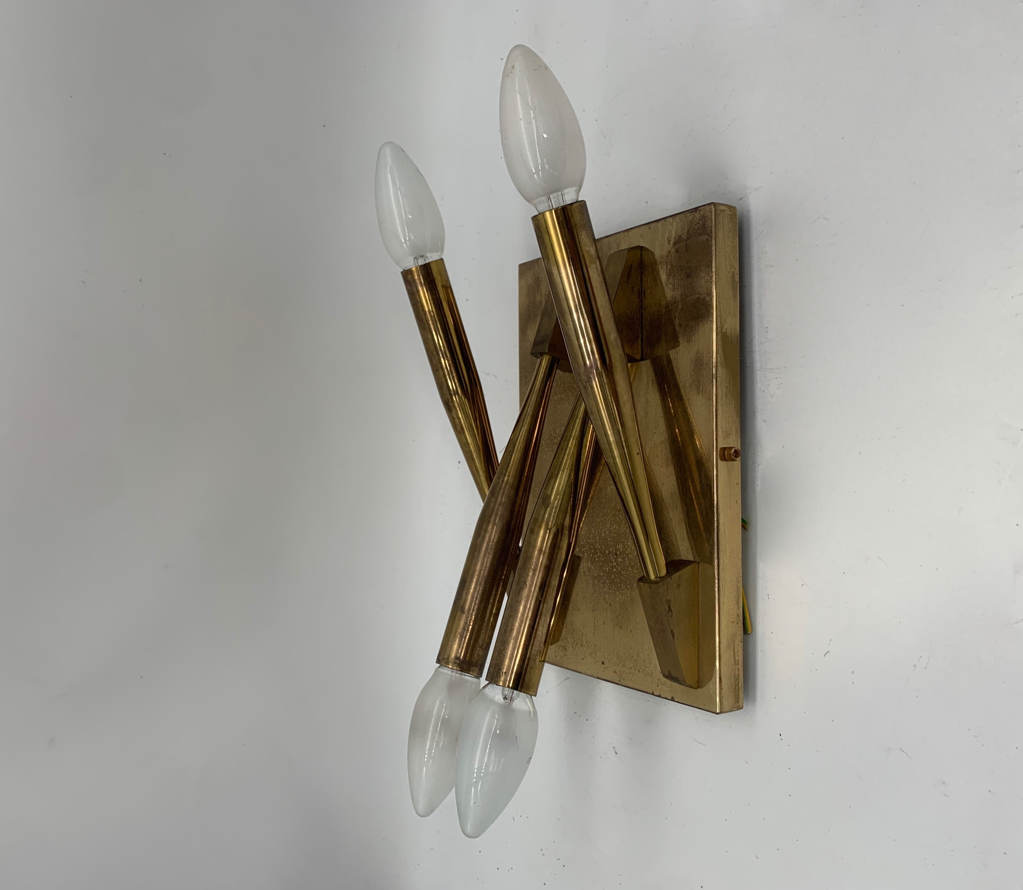 Set_of_2_Gio_Ponti_Attributed_Brass_Wall_Sconces,_Italian_Modernist_Design,_1970s