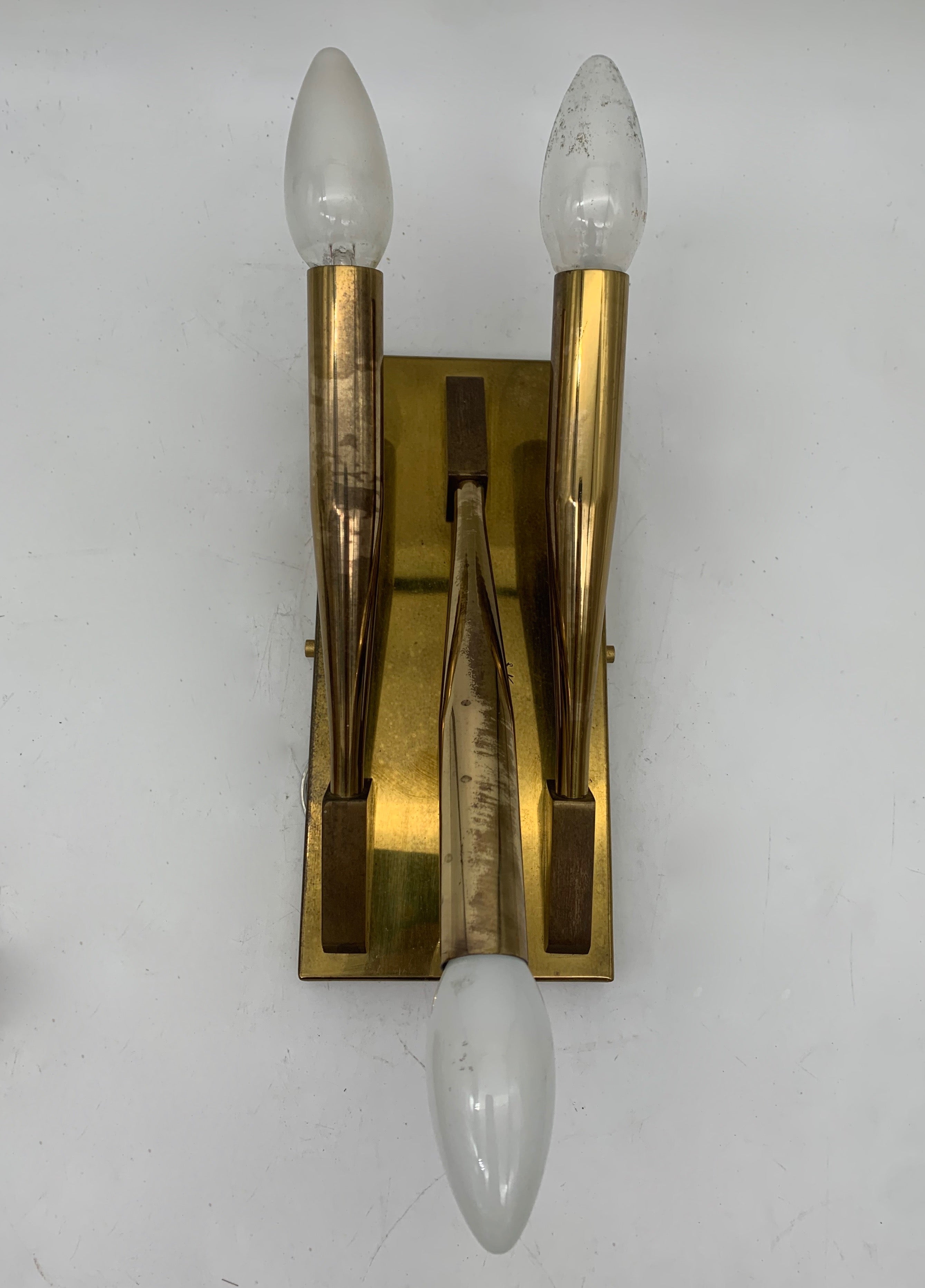 Set_of_2_Gio_Ponti_Attributed_Brass_Wall_Sconces,_Italian_Modernist_Design,_1970s