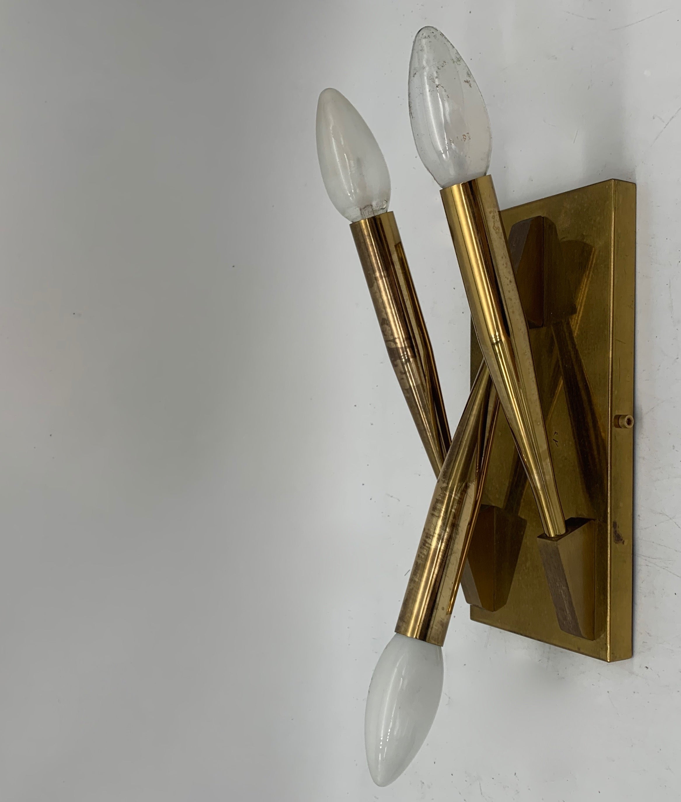 Set_of_2_Gio_Ponti_Attributed_Brass_Wall_Sconces,_Italian_Modernist_Design,_1970s