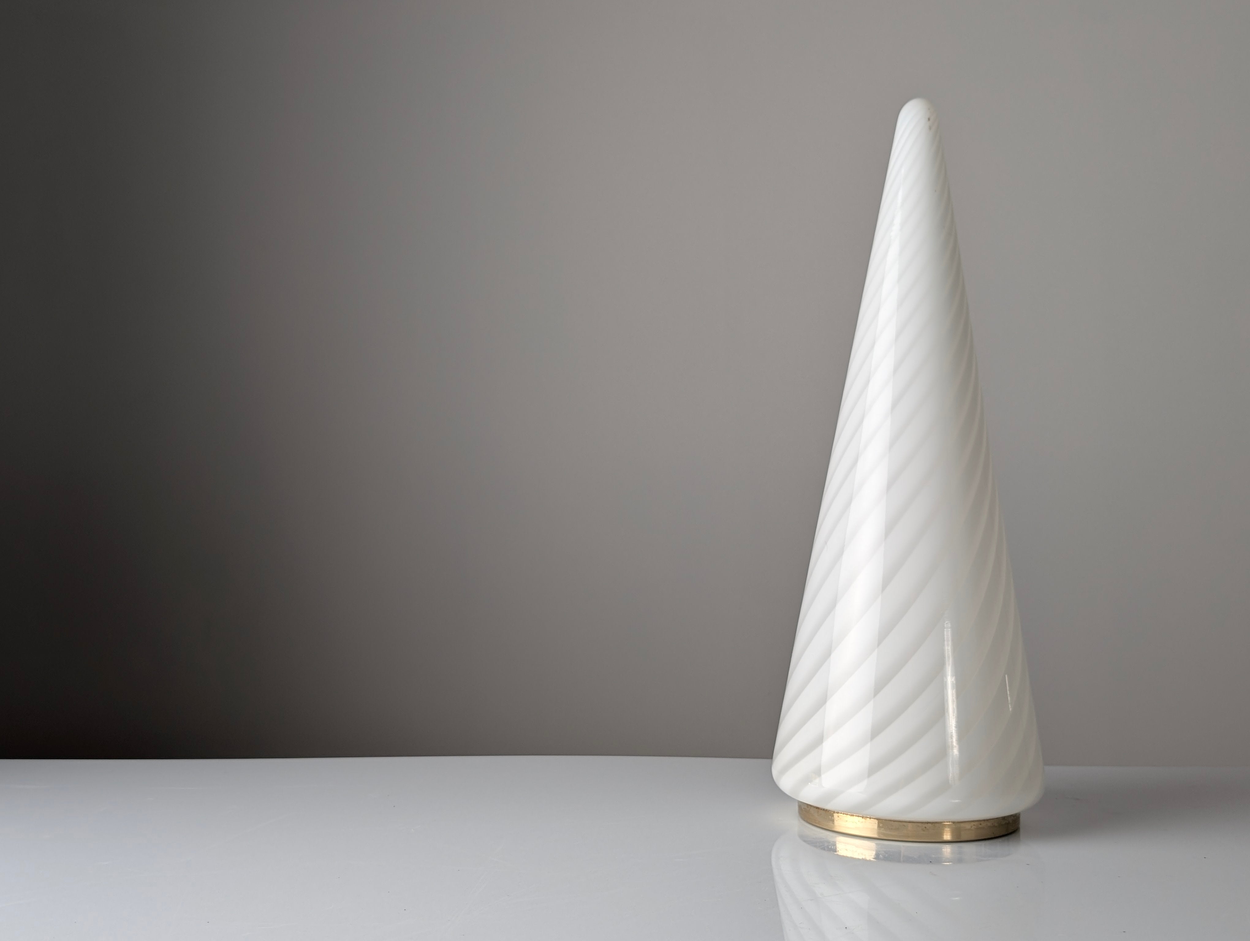 Venini_Murano_Glass_Spiral_Cone_Table_Lamp,_Mid-Century