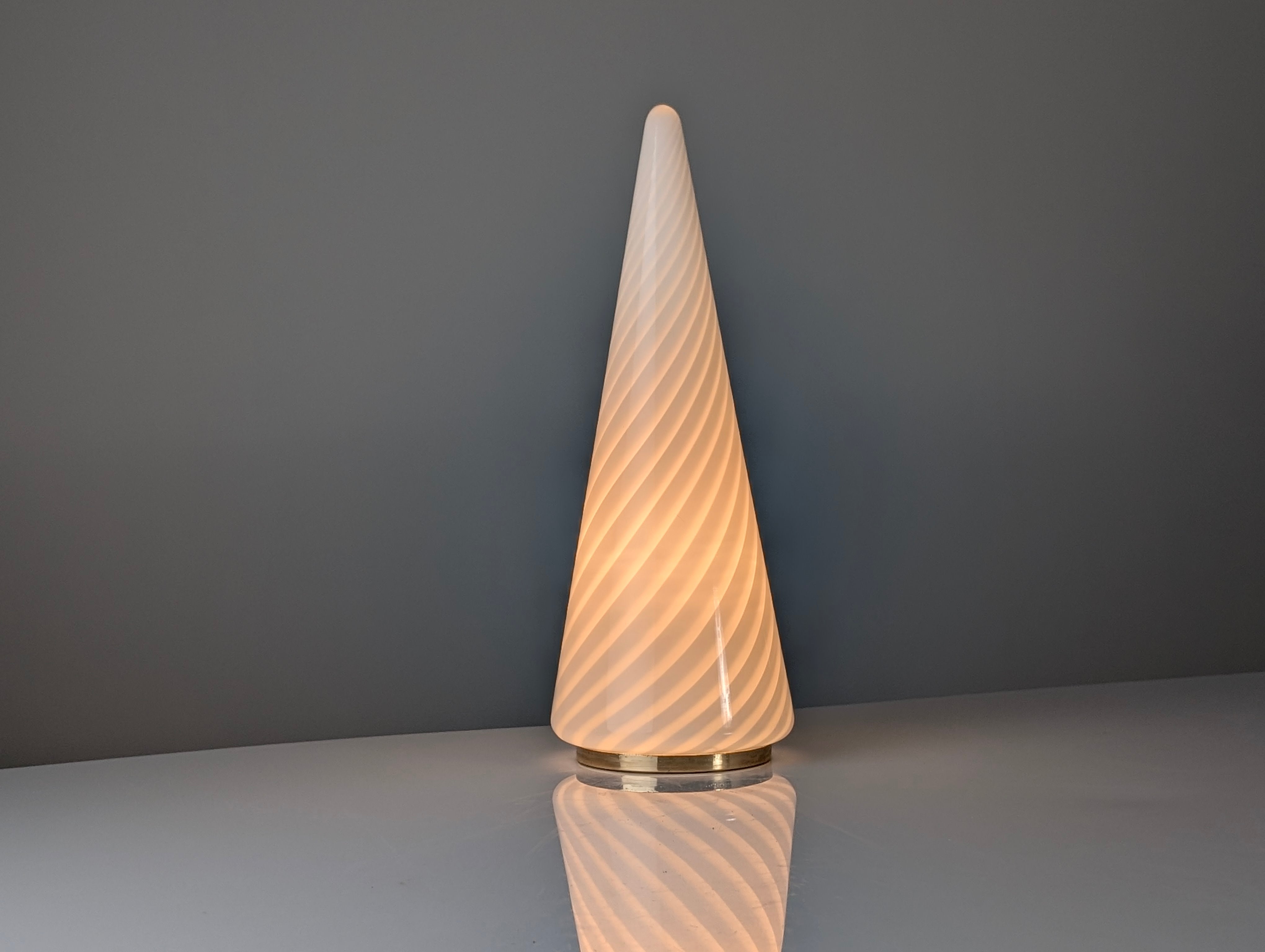 Venini_Murano_Glass_Spiral_Cone_Table_Lamp,_Mid-Century