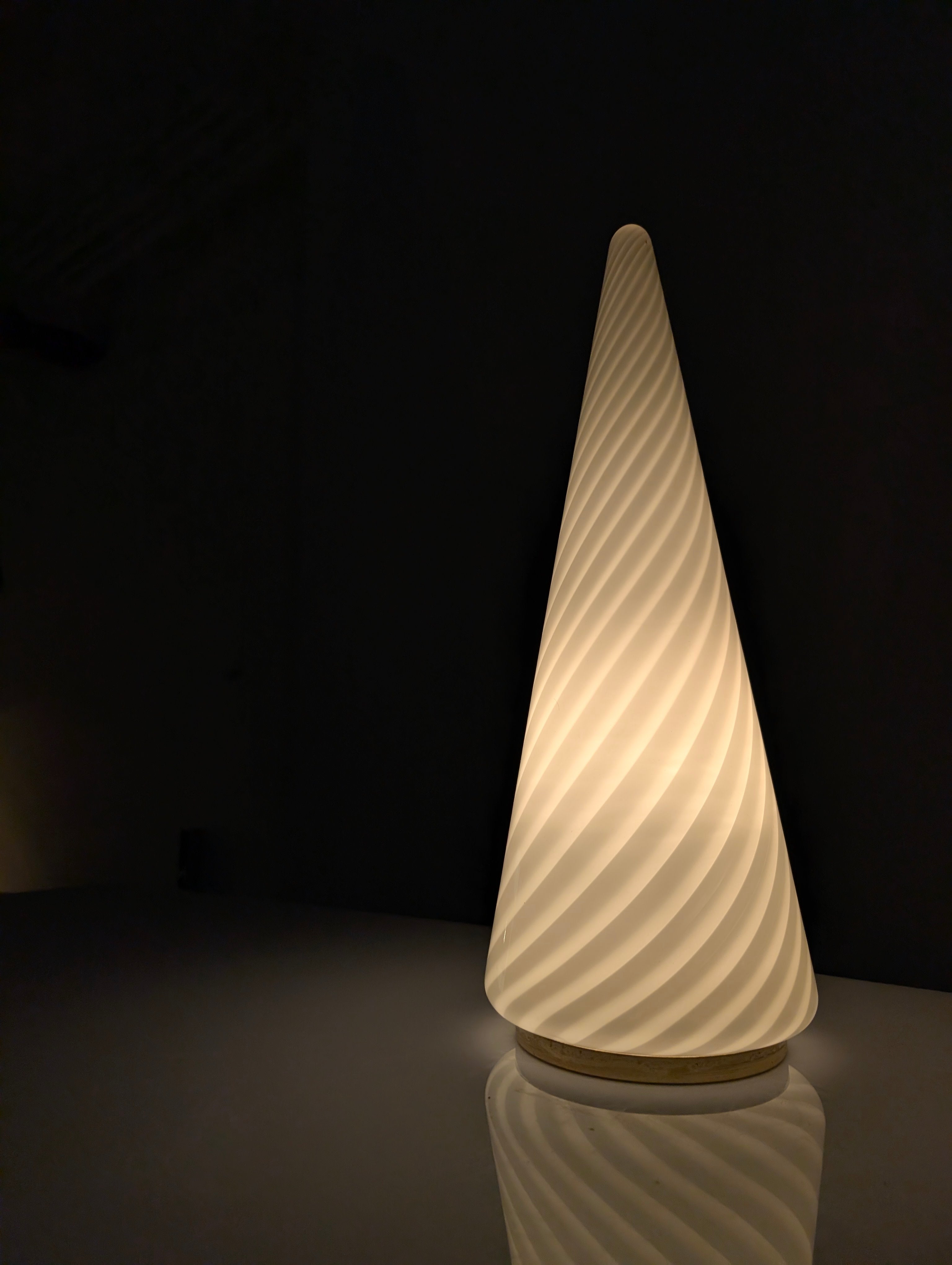 Venini_Murano_Glass_Spiral_Cone_Table_Lamp,_Mid-Century