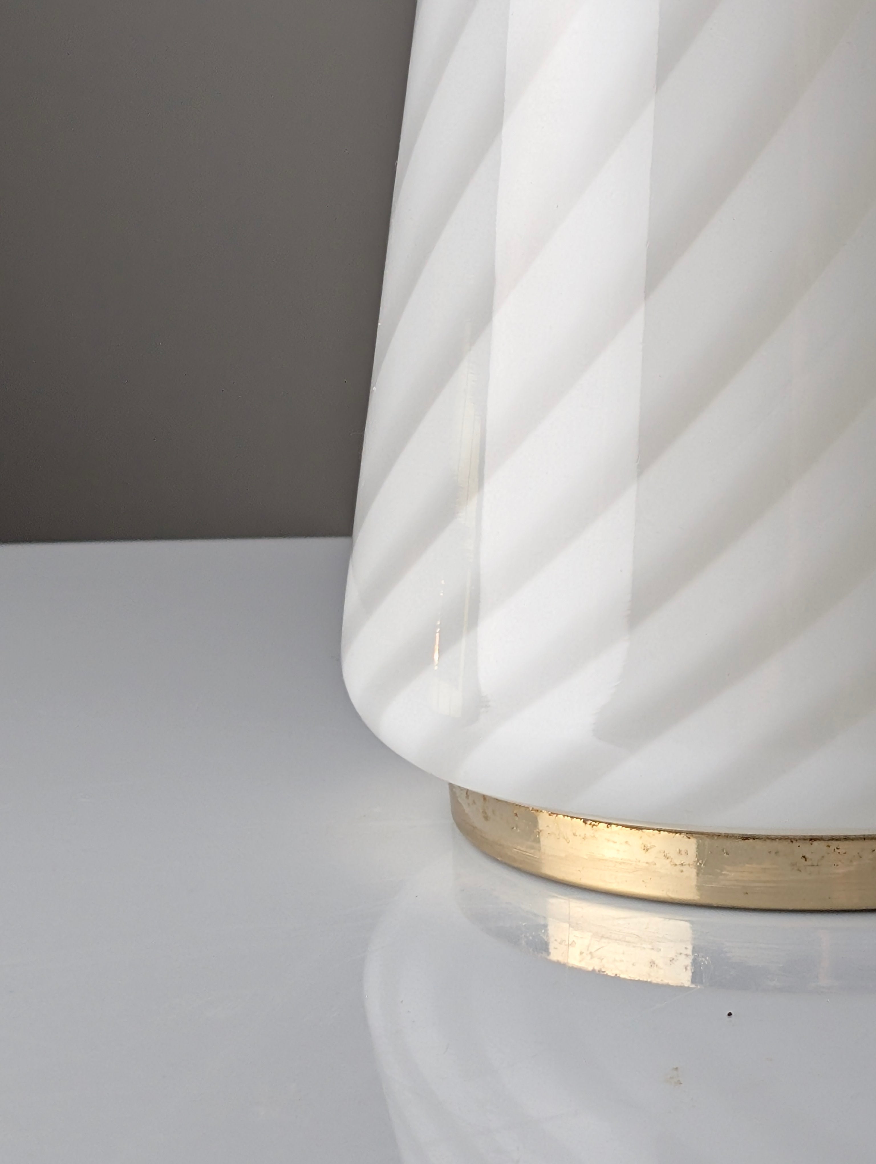 Venini_Murano_Glass_Spiral_Cone_Table_Lamp,_Mid-Century