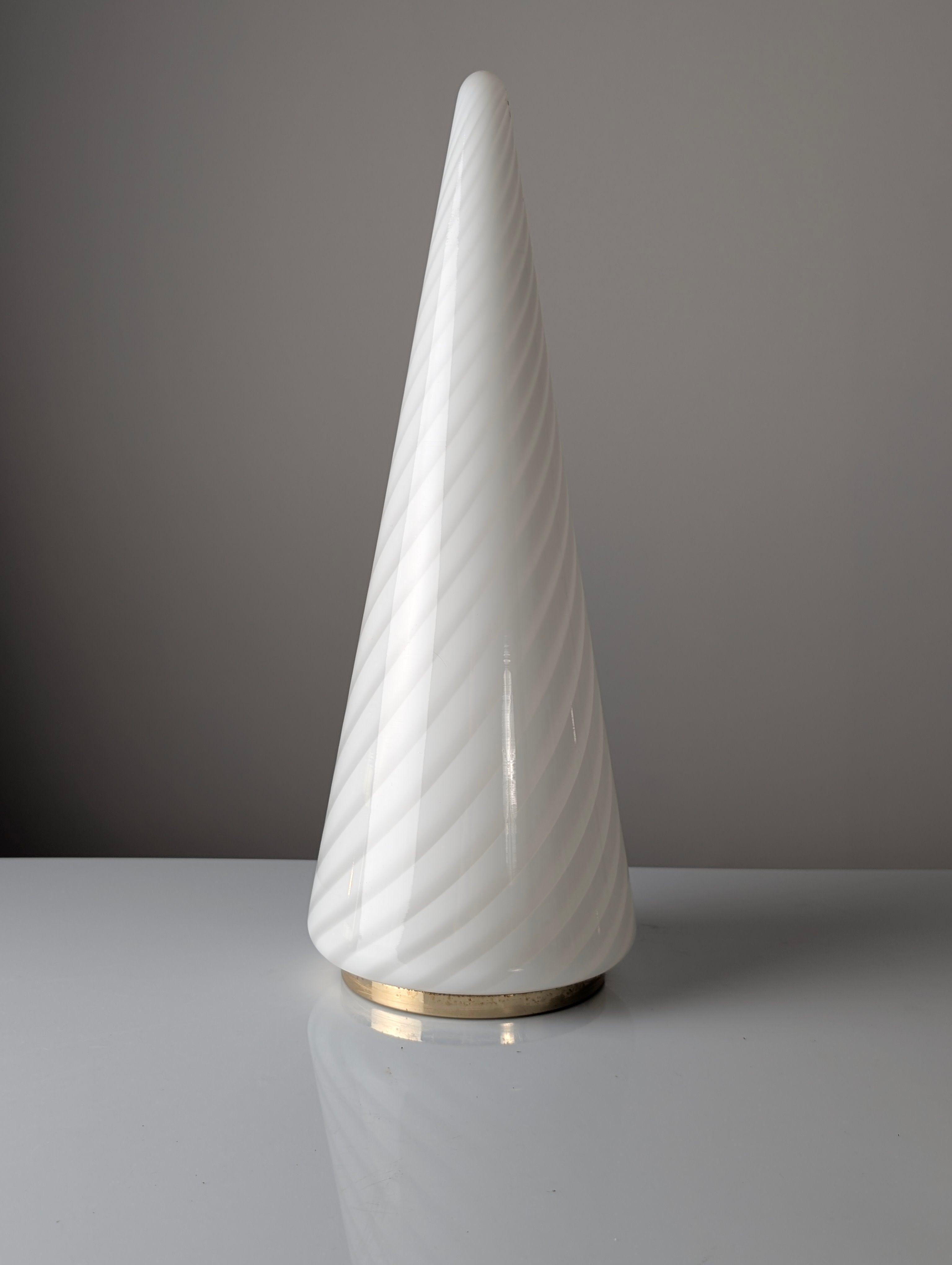 Venini_Murano_Glass_Spiral_Cone_Table_Lamp,_Mid-Century