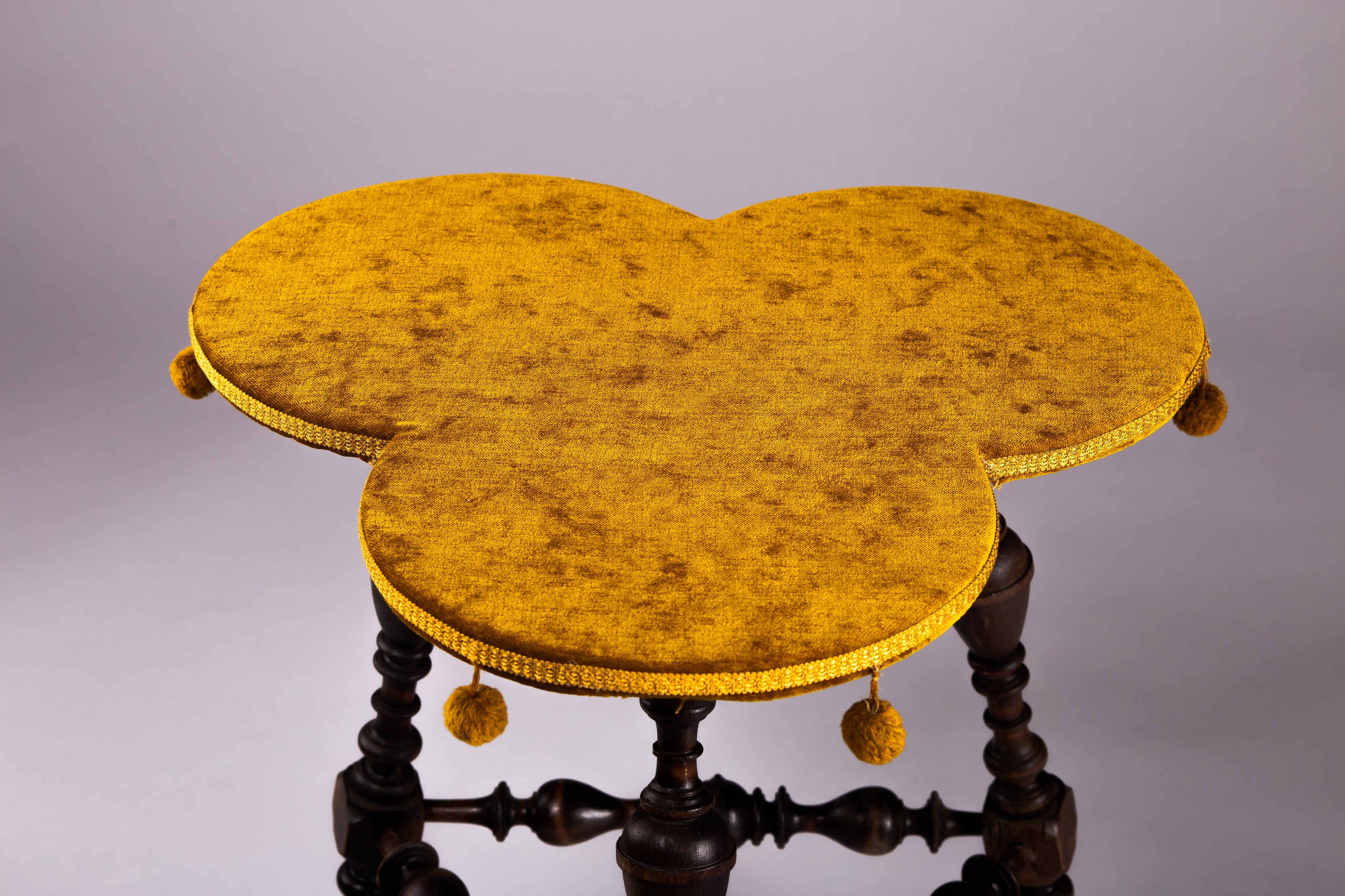 Victorian_Bobbin_Leg_Clover_Top_Side_Table_with_Upholstered_Seat,_19th_Century