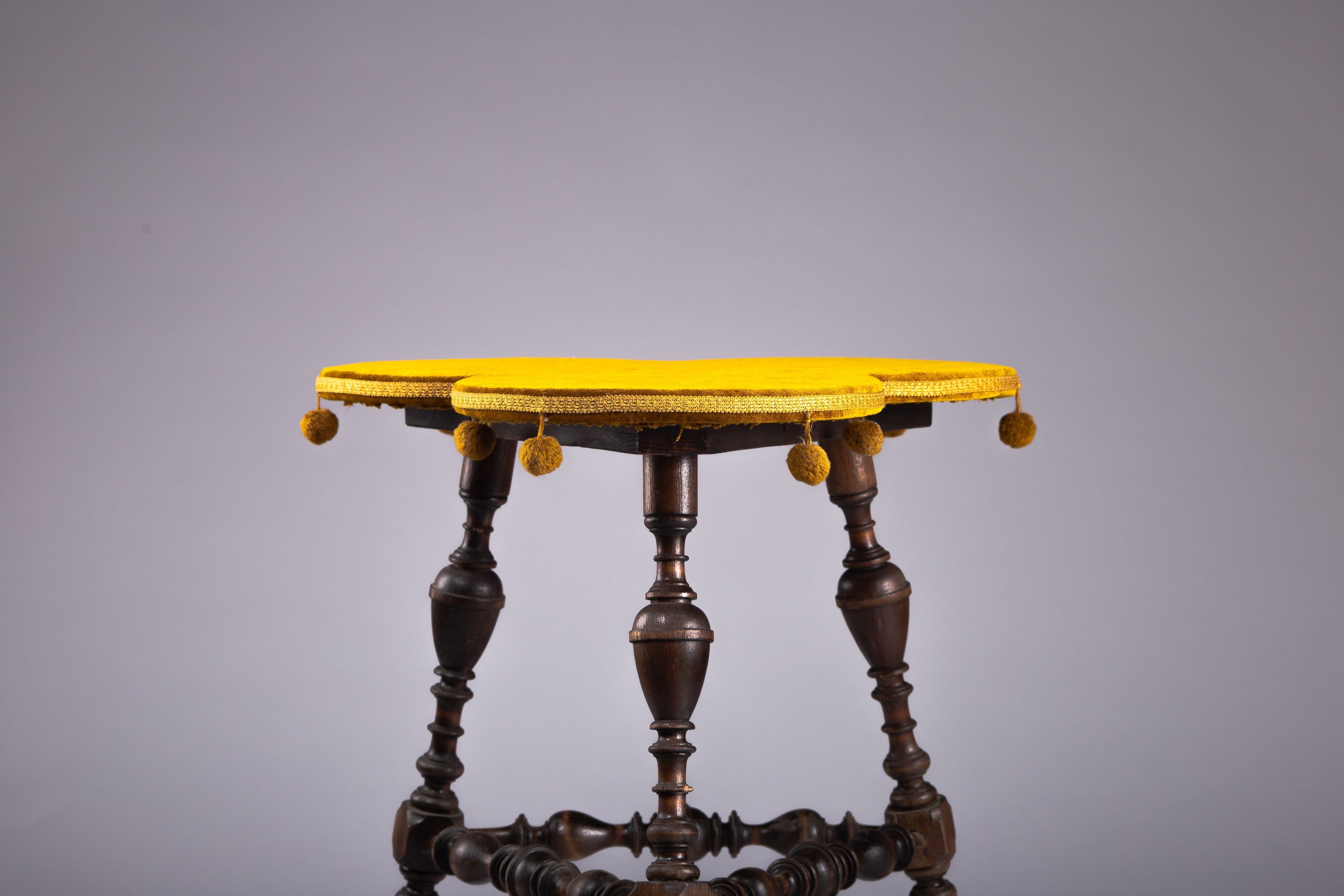 Victorian_Bobbin_Leg_Clover_Top_Side_Table_with_Upholstered_Seat,_19th_Century