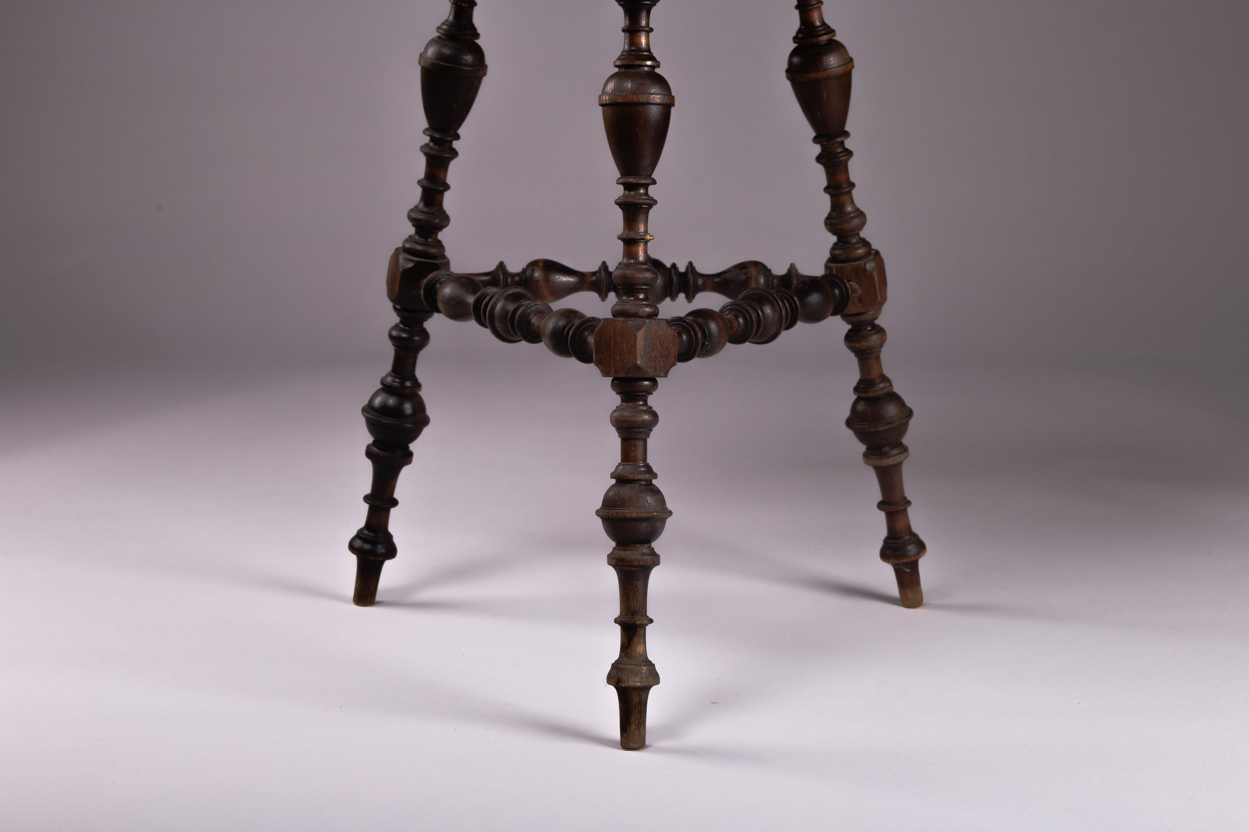 Victorian_Bobbin_Leg_Clover_Top_Side_Table_with_Upholstered_Seat,_19th_Century