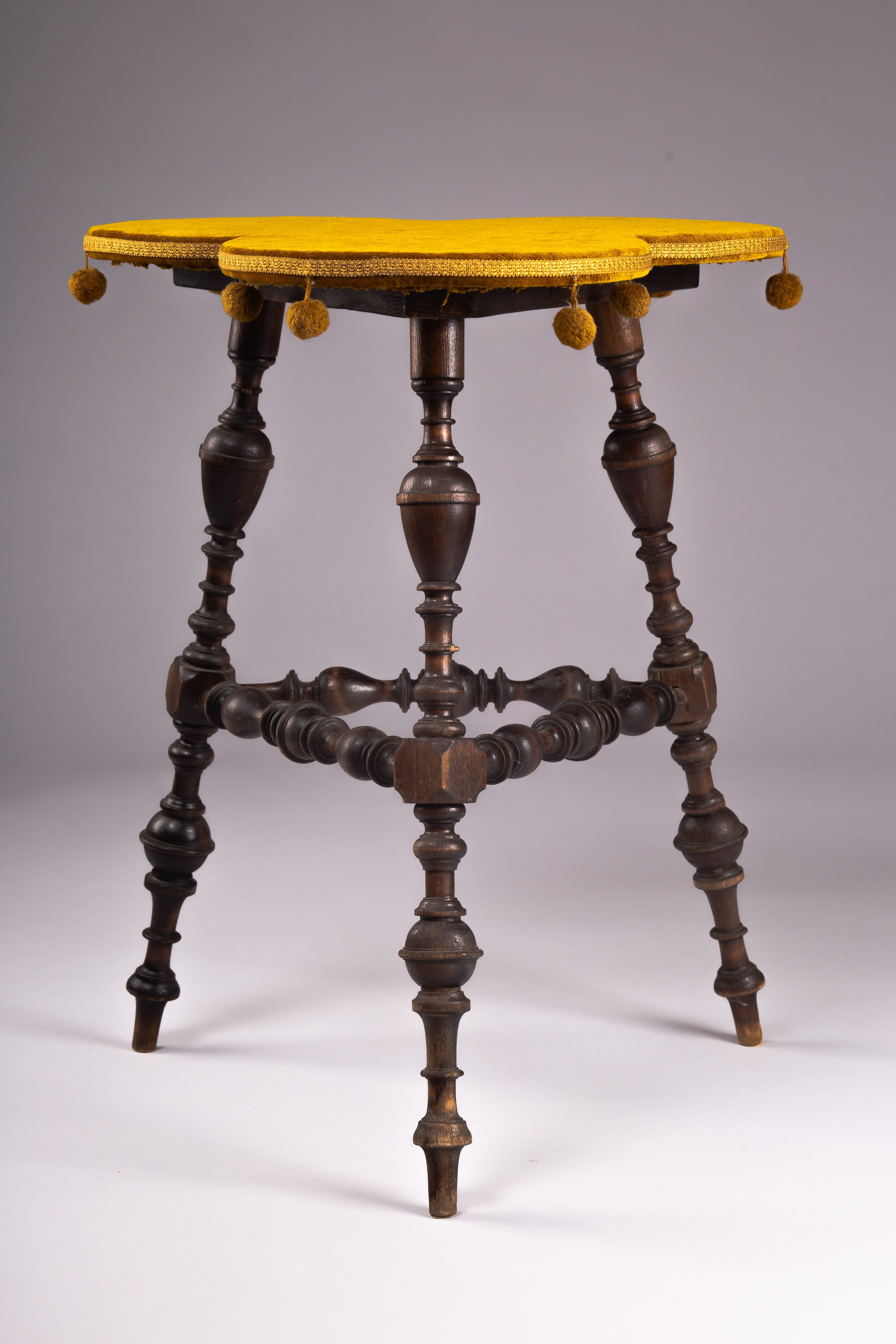 Victorian_Bobbin_Leg_Clover_Top_Side_Table_with_Upholstered_Seat,_19th_Century