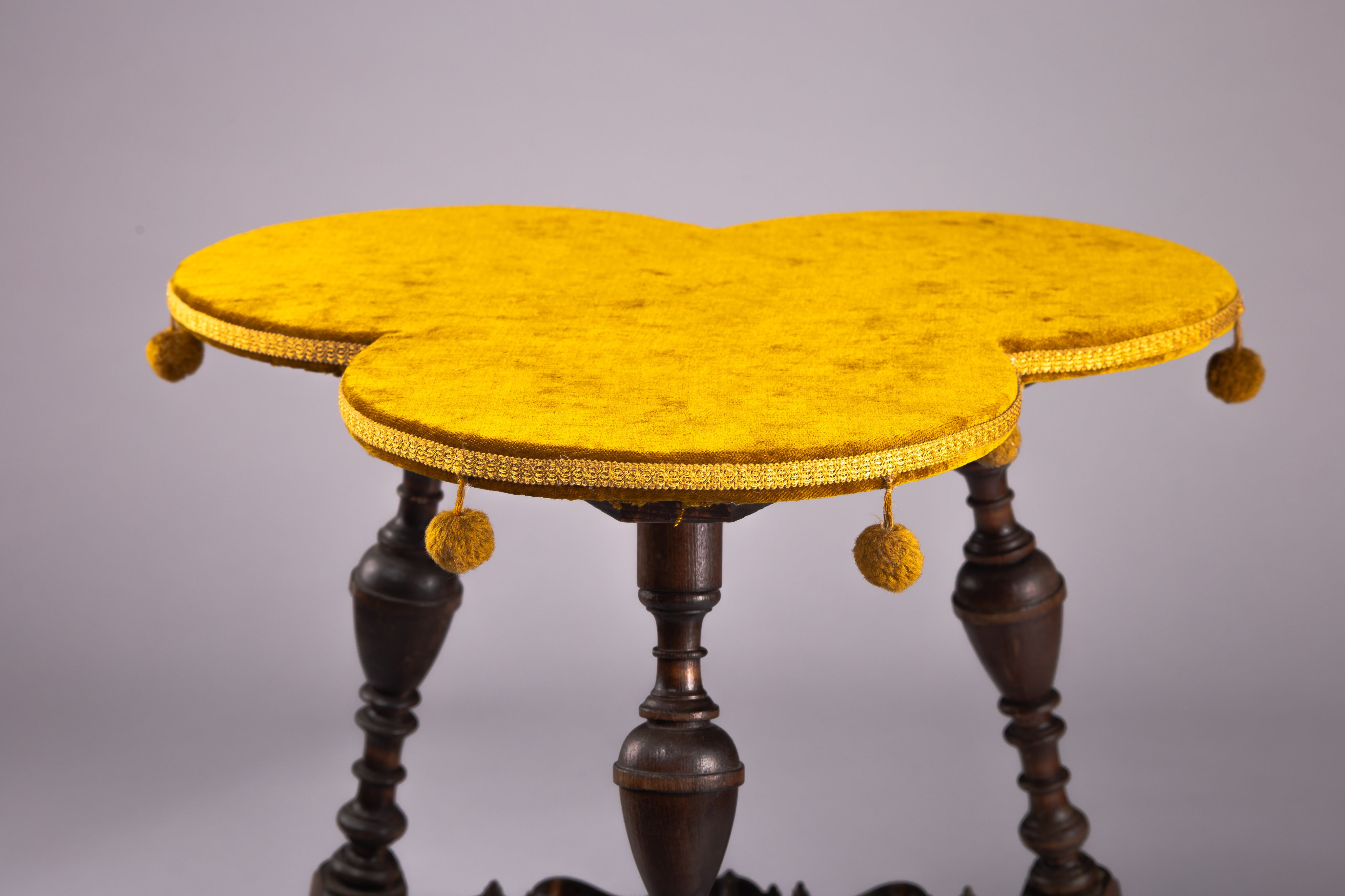 Victorian_Bobbin_Leg_Clover_Top_Side_Table_with_Upholstered_Seat,_19th_Century
