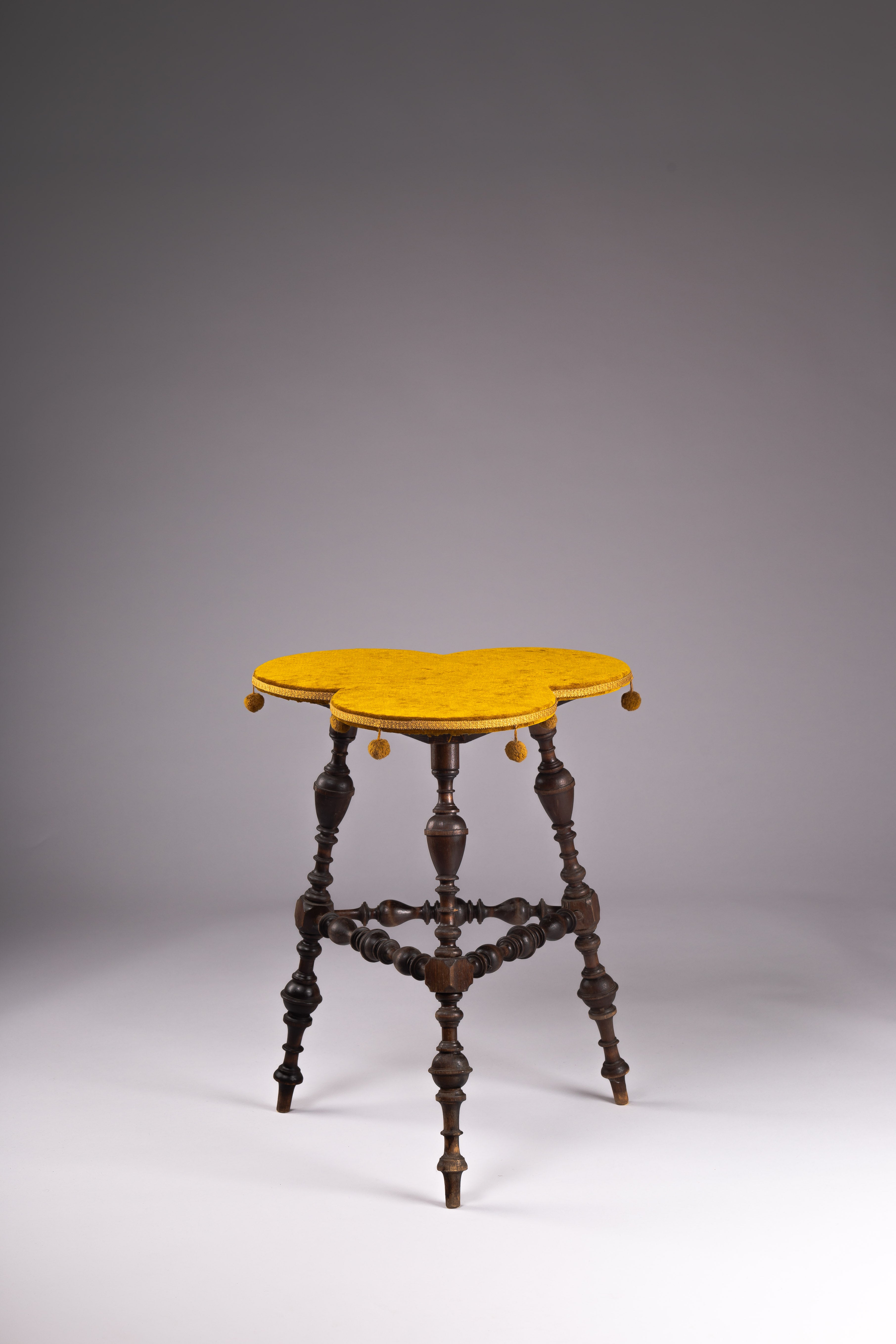 Victorian_Bobbin_Leg_Clover_Top_Side_Table_with_Upholstered_Seat,_19th_Century