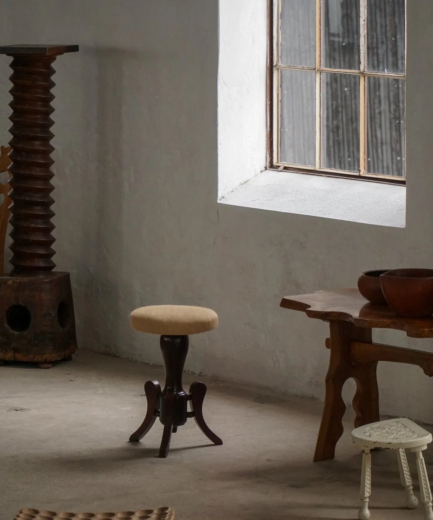 Victorian_Style_Adjustable_Stool_in_Hessian