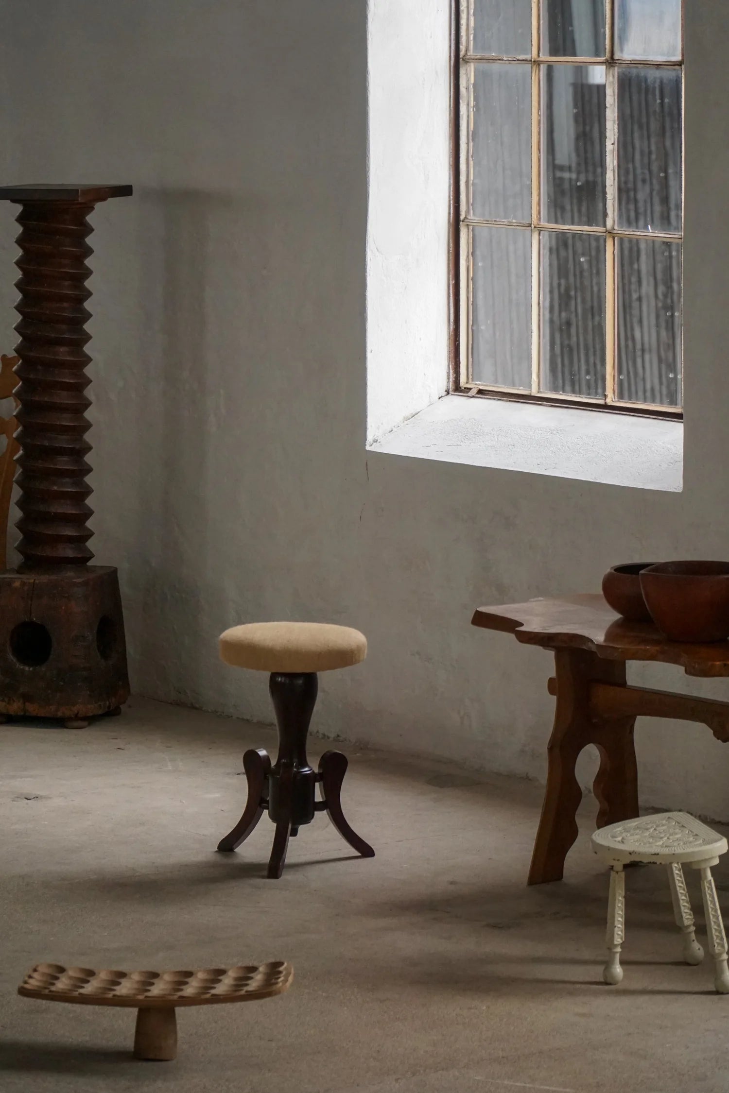 Victorian_Style_Adjustable_Stool_in_Hessian