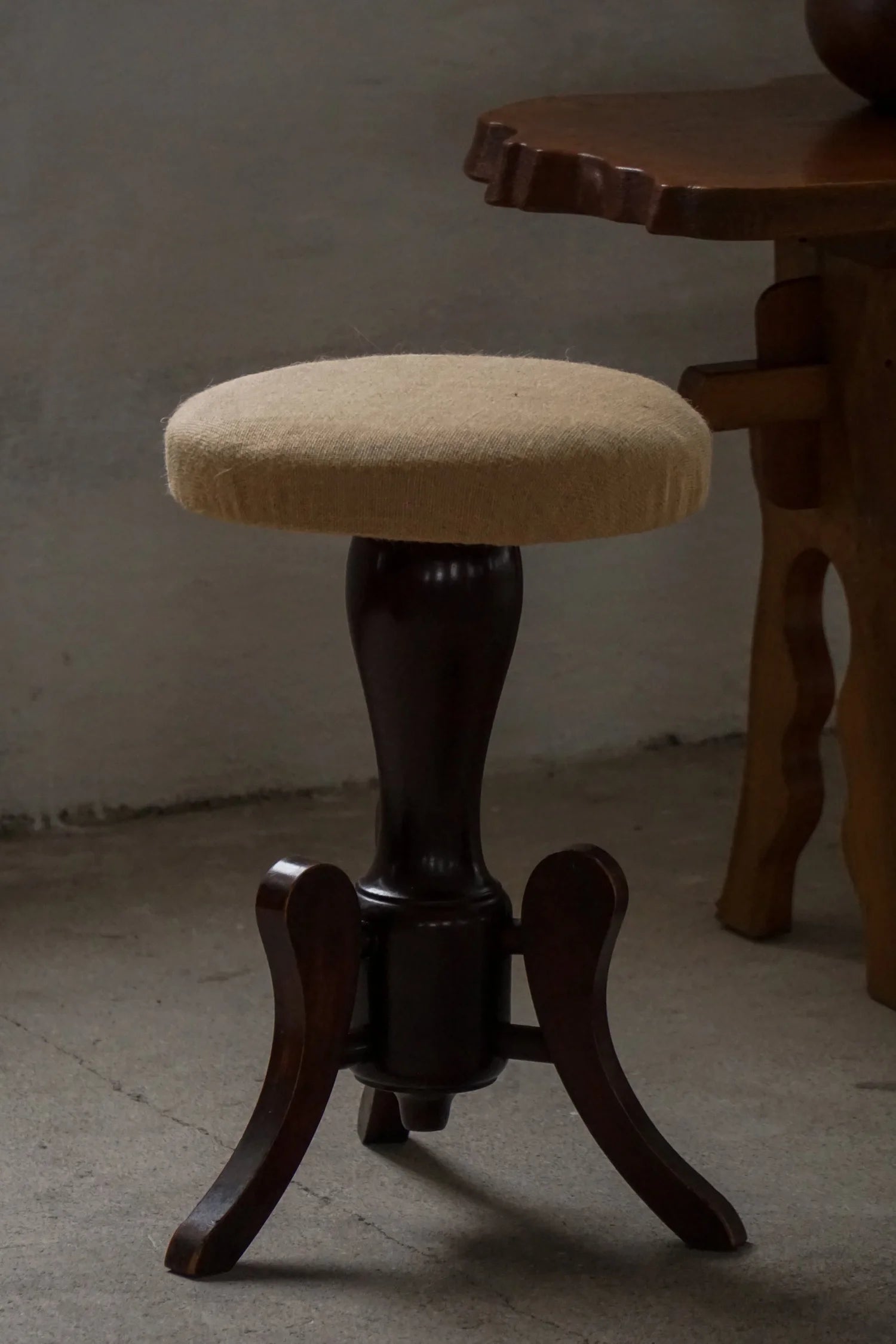 Victorian_Style_Adjustable_Stool_in_Hessian