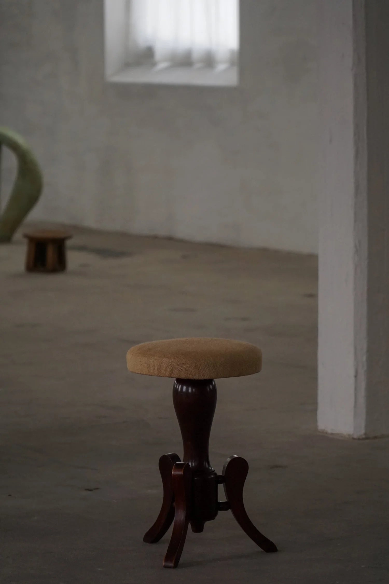 Victorian_Style_Adjustable_Stool_in_Hessian