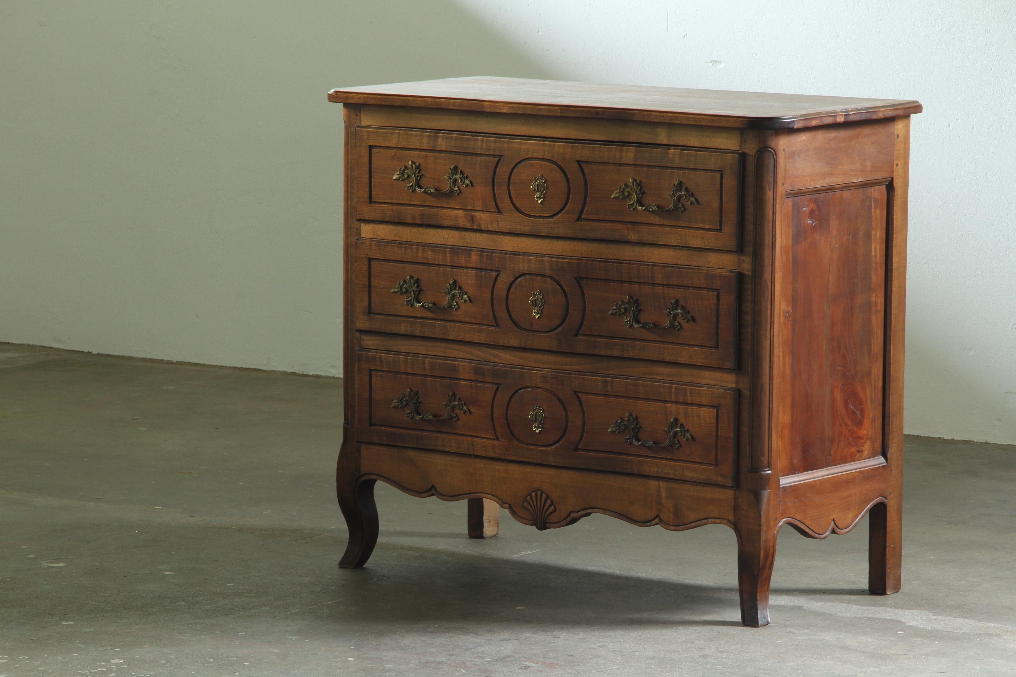 18th-Century_French_Provençal_Walnut_Commode_with_Carved_Shell_Motif,_Louis_XV-Louis_XVI_Period