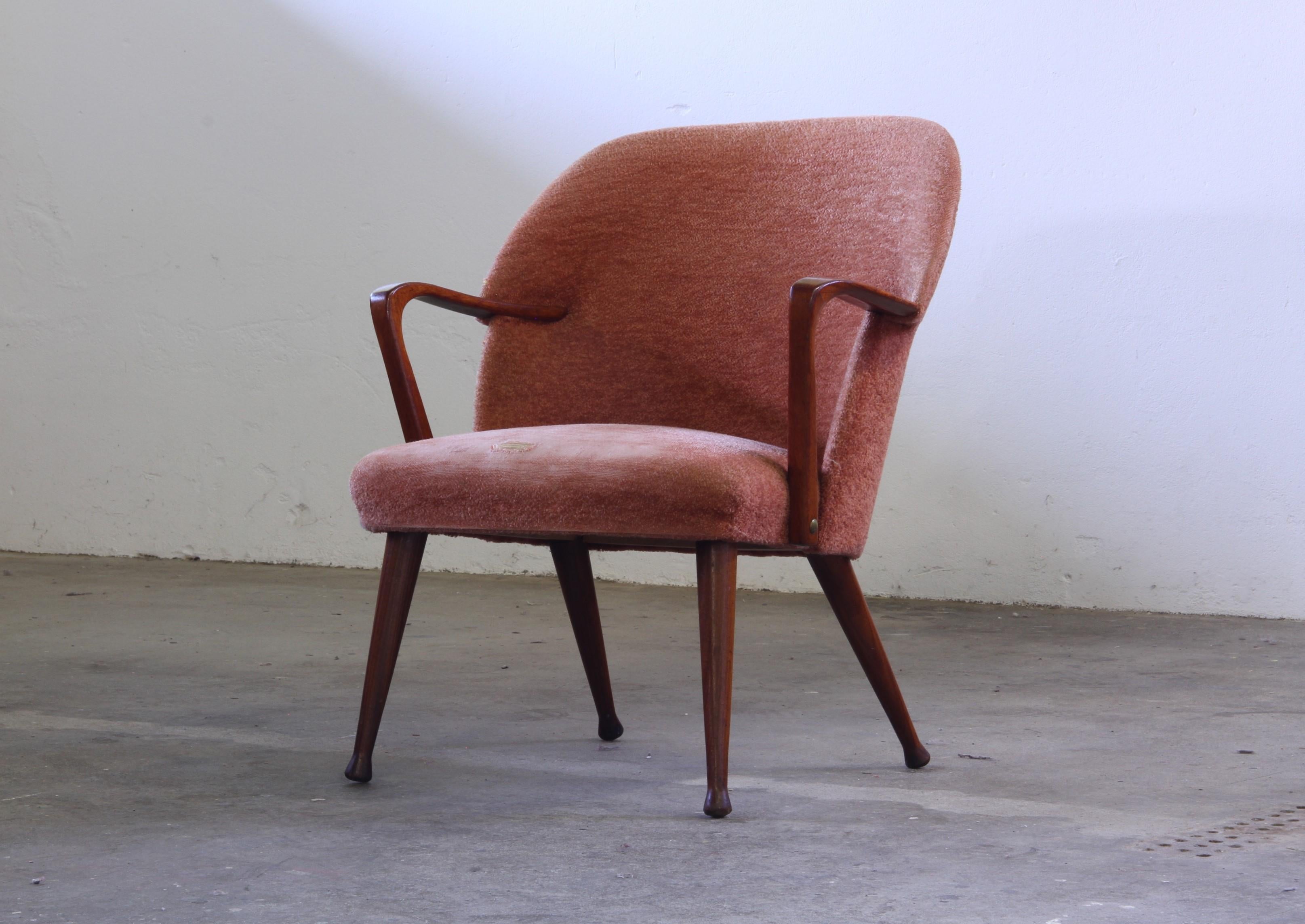 Scandinavian_Mid-Century_Teak_Armchair_with_Curved_Armrests,_Likely_Norway,_1950s-1960s