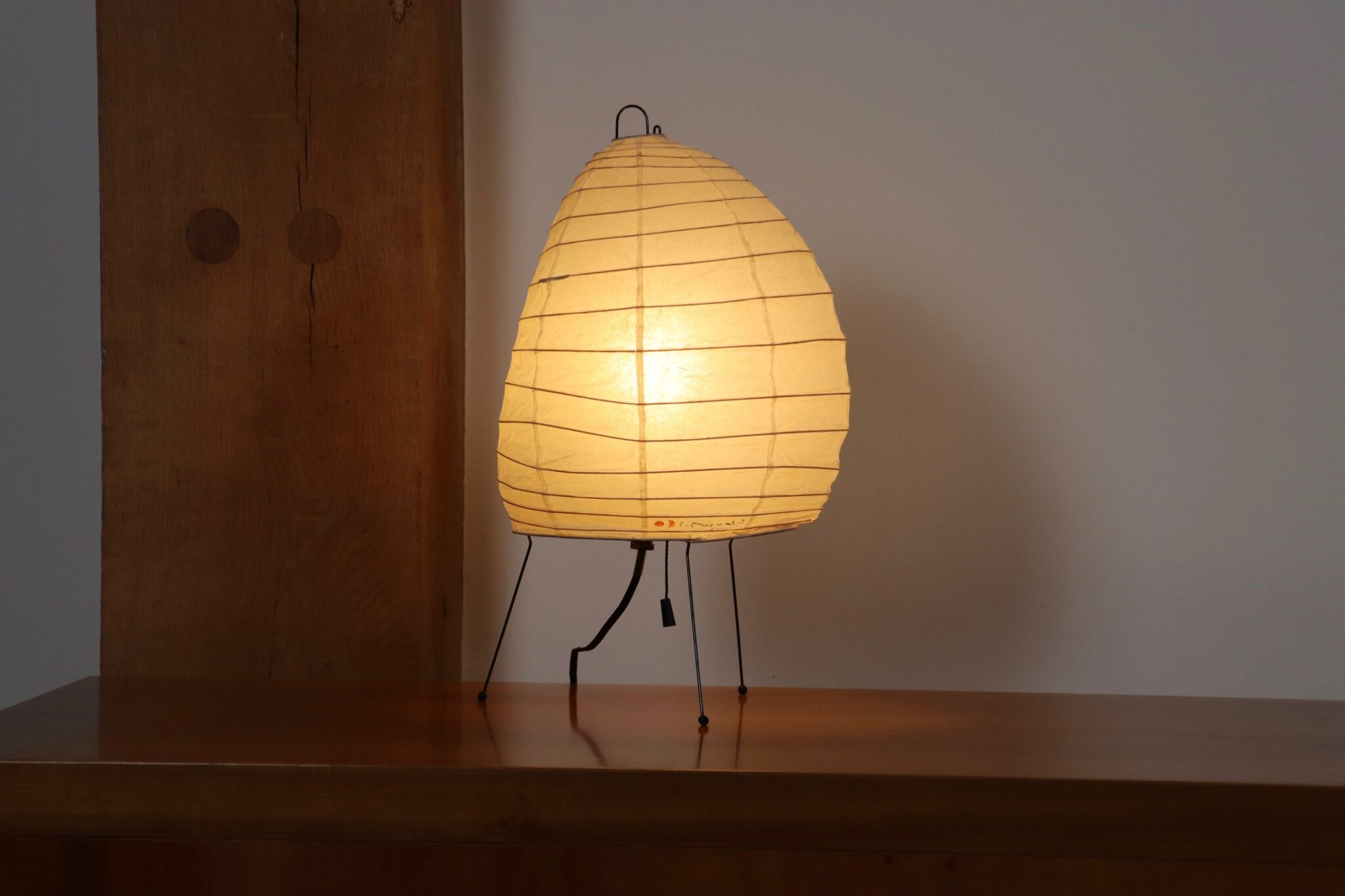 Vintage_Akari_Model_1N_Light_Sculpture_table_lamp_by_Isamu_Noguchi,_Japan_1980s