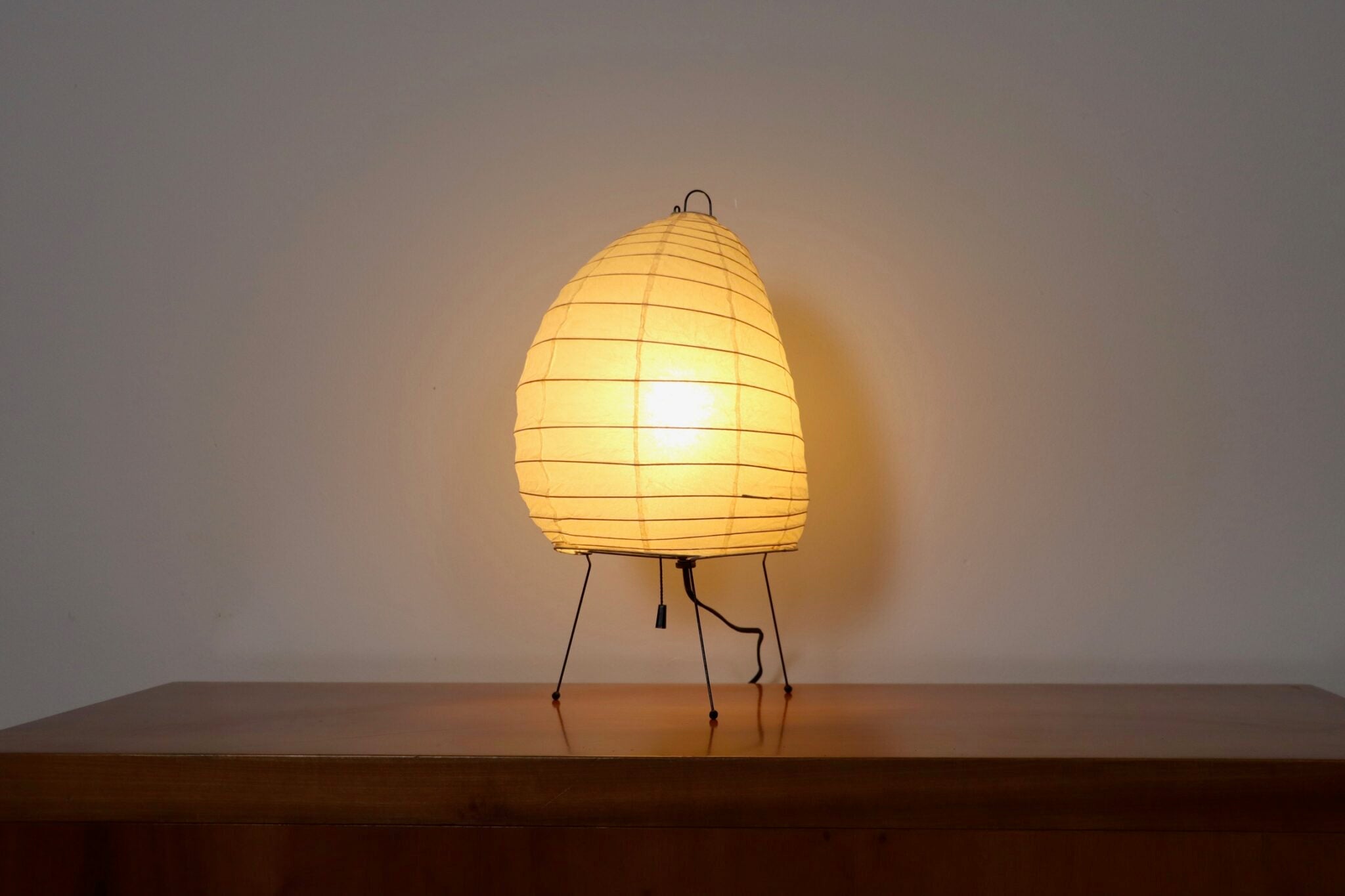 Vintage_Akari_Model_1N_Light_Sculpture_table_lamp_by_Isamu_Noguchi,_Japan_1980s