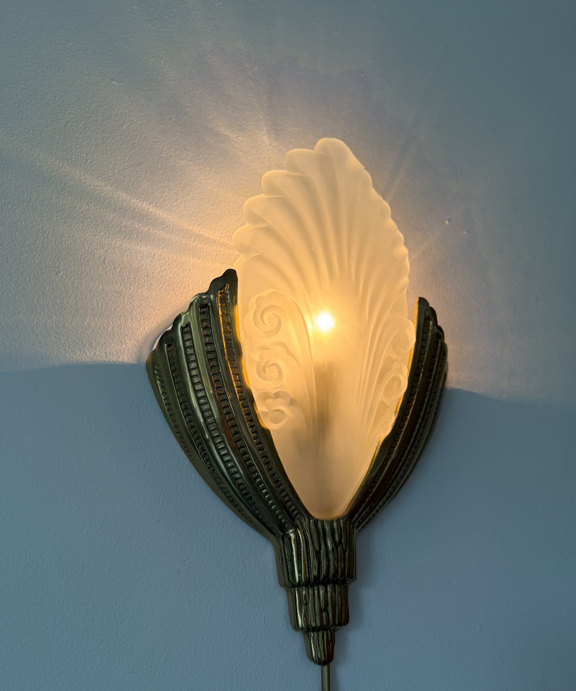 Art_Deco_Brass_and_Frosted_Glass_Wall_Sconce_by_Marcel_Hudry_or_Degué,_France