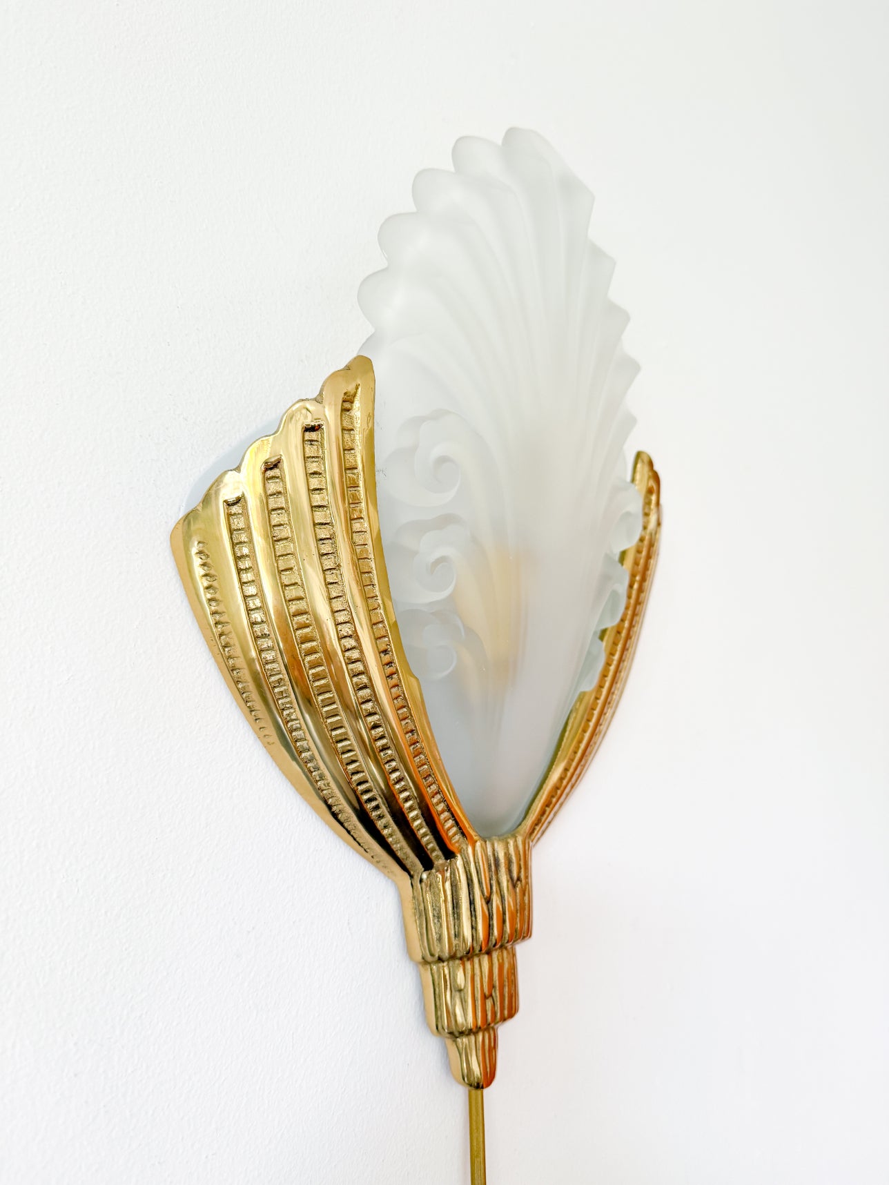 Art_Deco_Brass_and_Frosted_Glass_Wall_Sconce_by_Marcel_Hudry_or_Degué,_France