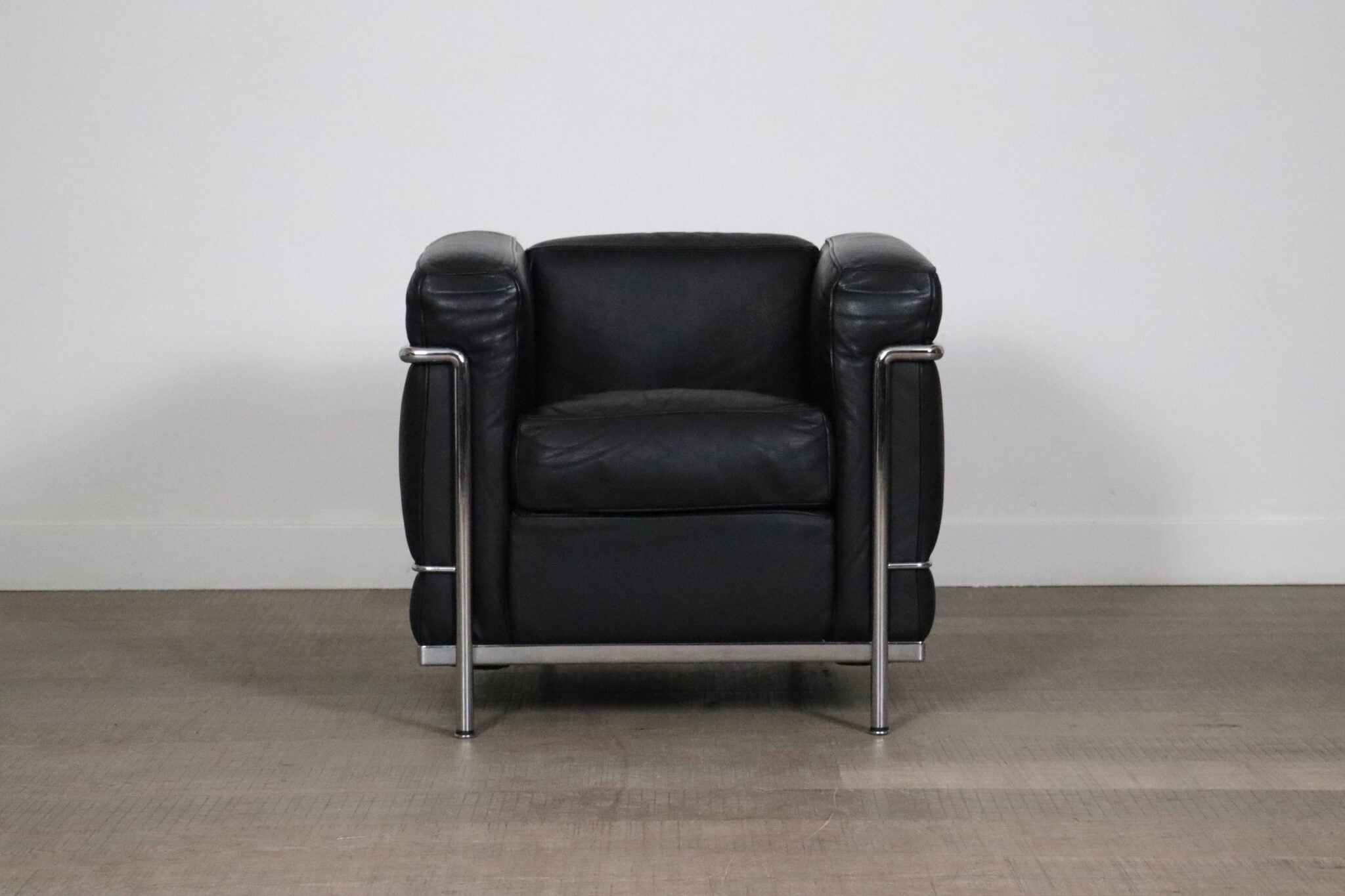 Vintage_Cassina_LC2_lounge_chair_By_Charlotte_Perriand_And_Le_Corbusier