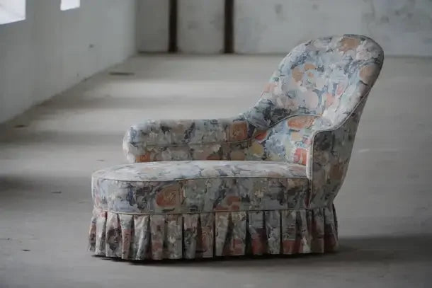 Vintage_Chaise_Lounge_/_Canapé_with_Floral_Upholstery