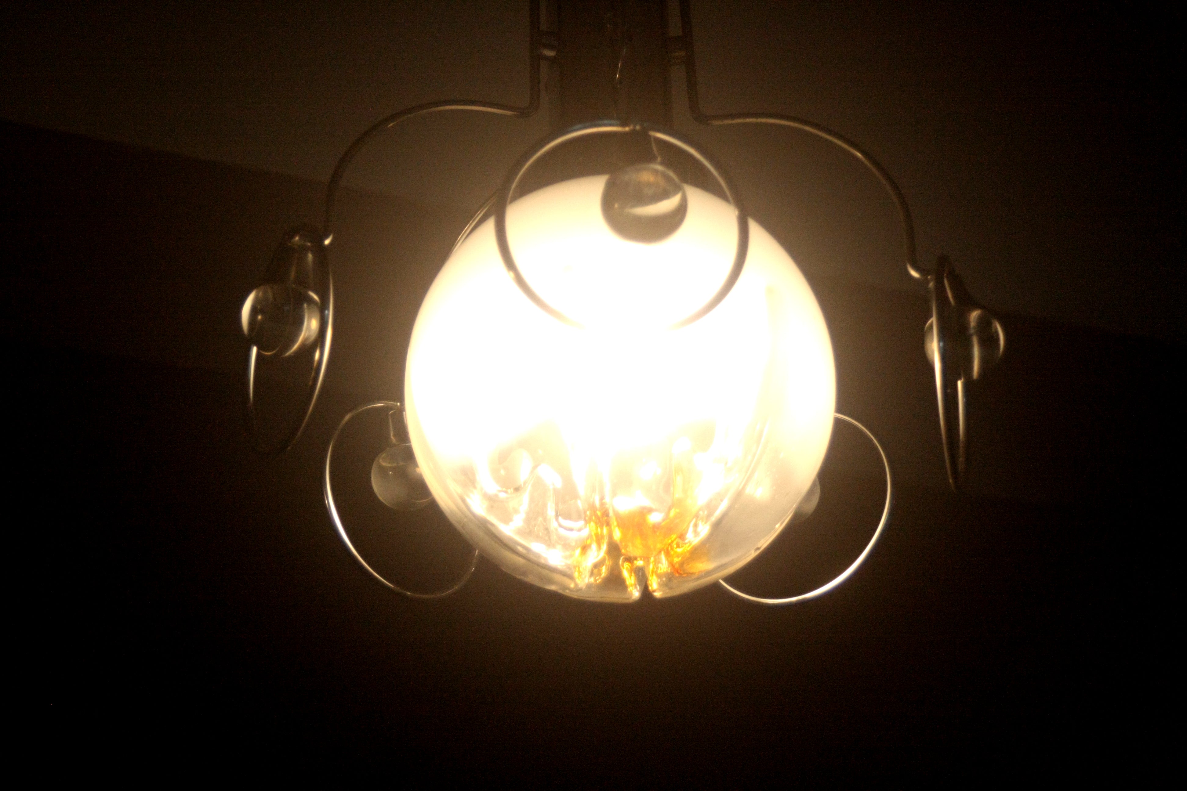 Vintage_chandelier_from_the_1970s,_Italy