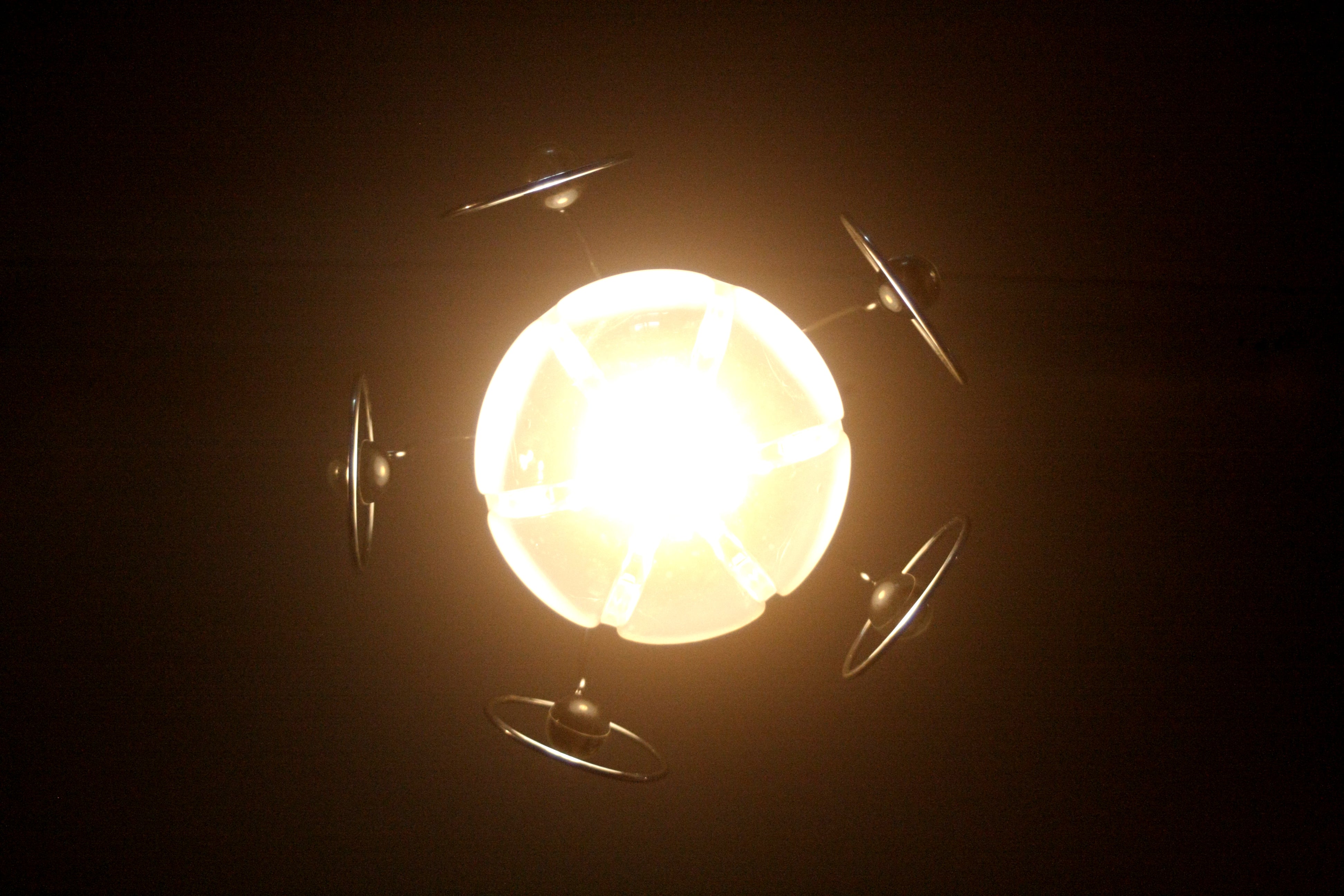 Vintage_chandelier_from_the_1970s,_Italy
