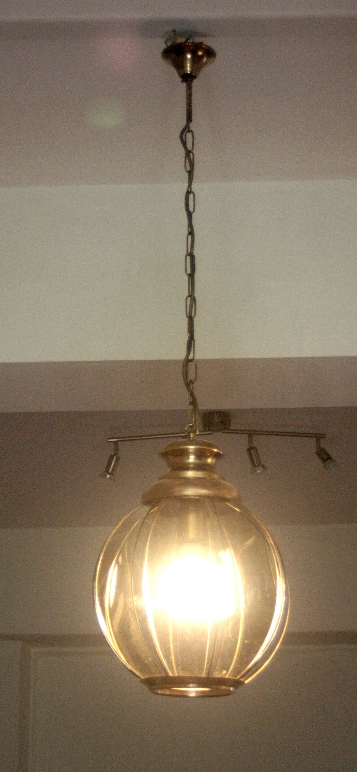 Vintage_chandelier_from_the_1970s,_Italy
