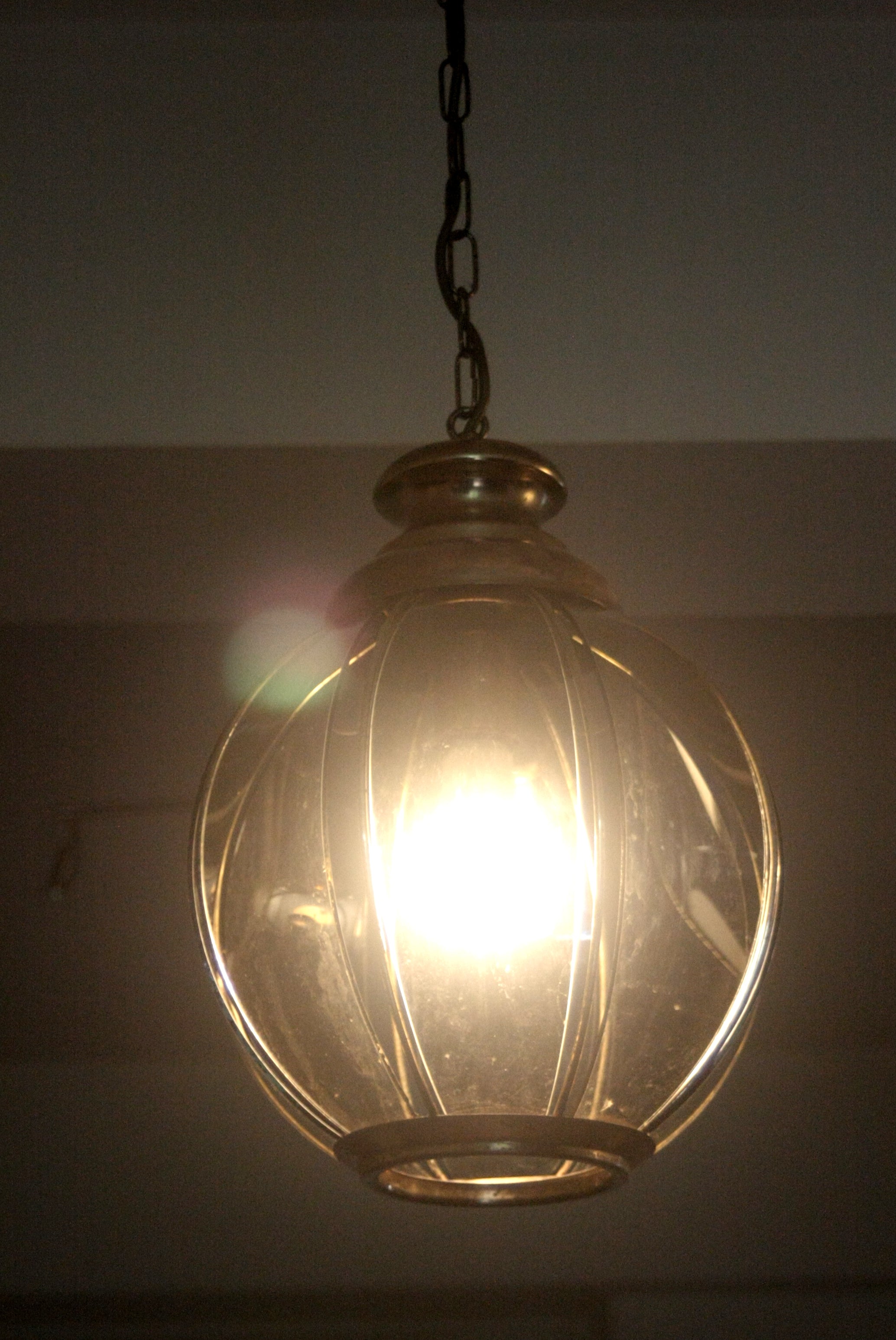 Vintage_chandelier_from_the_1970s,_Italy